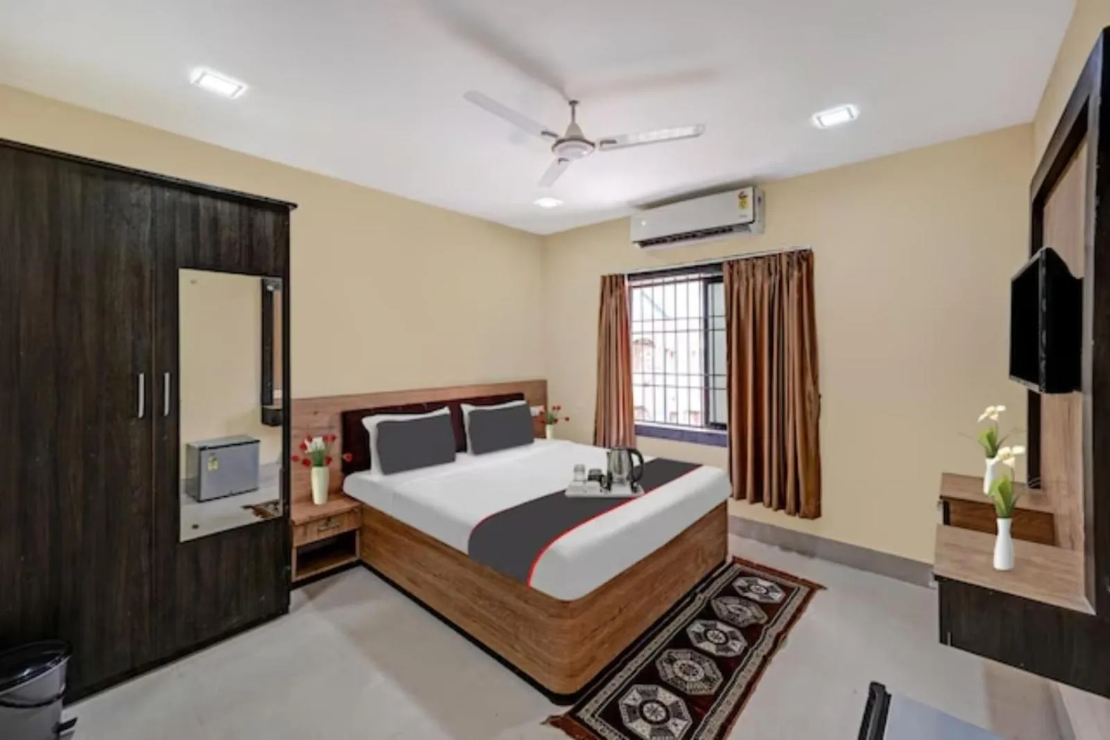 Bed in Goroomgo Hotel Moon Light Guest House Bhubaneswar - Perfect Room with Spacious Room