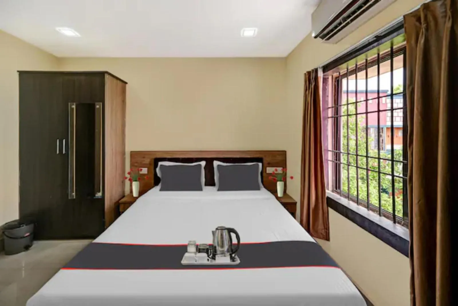 Bed in Goroomgo Hotel Moon Light Guest House Bhubaneswar - Perfect Room with Spacious Room