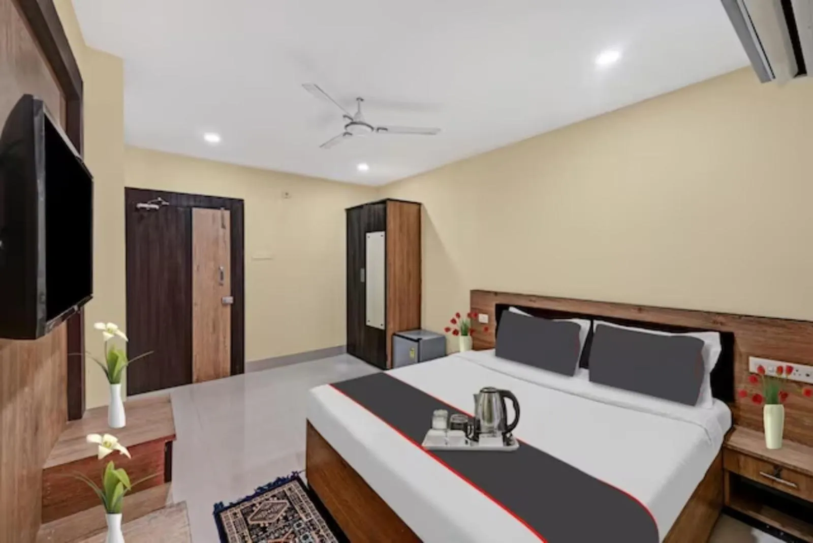 Bed in Goroomgo Hotel Moon Light Guest House Bhubaneswar - Perfect Room with Spacious Room