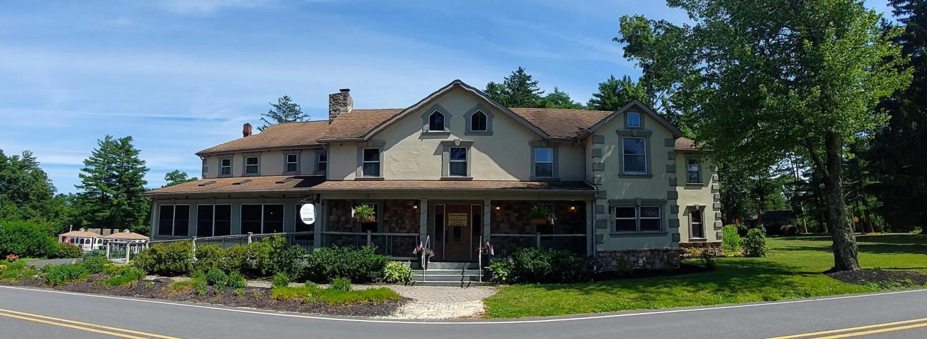 Property building in Woodfield Manor - A Sundance Vacations Property