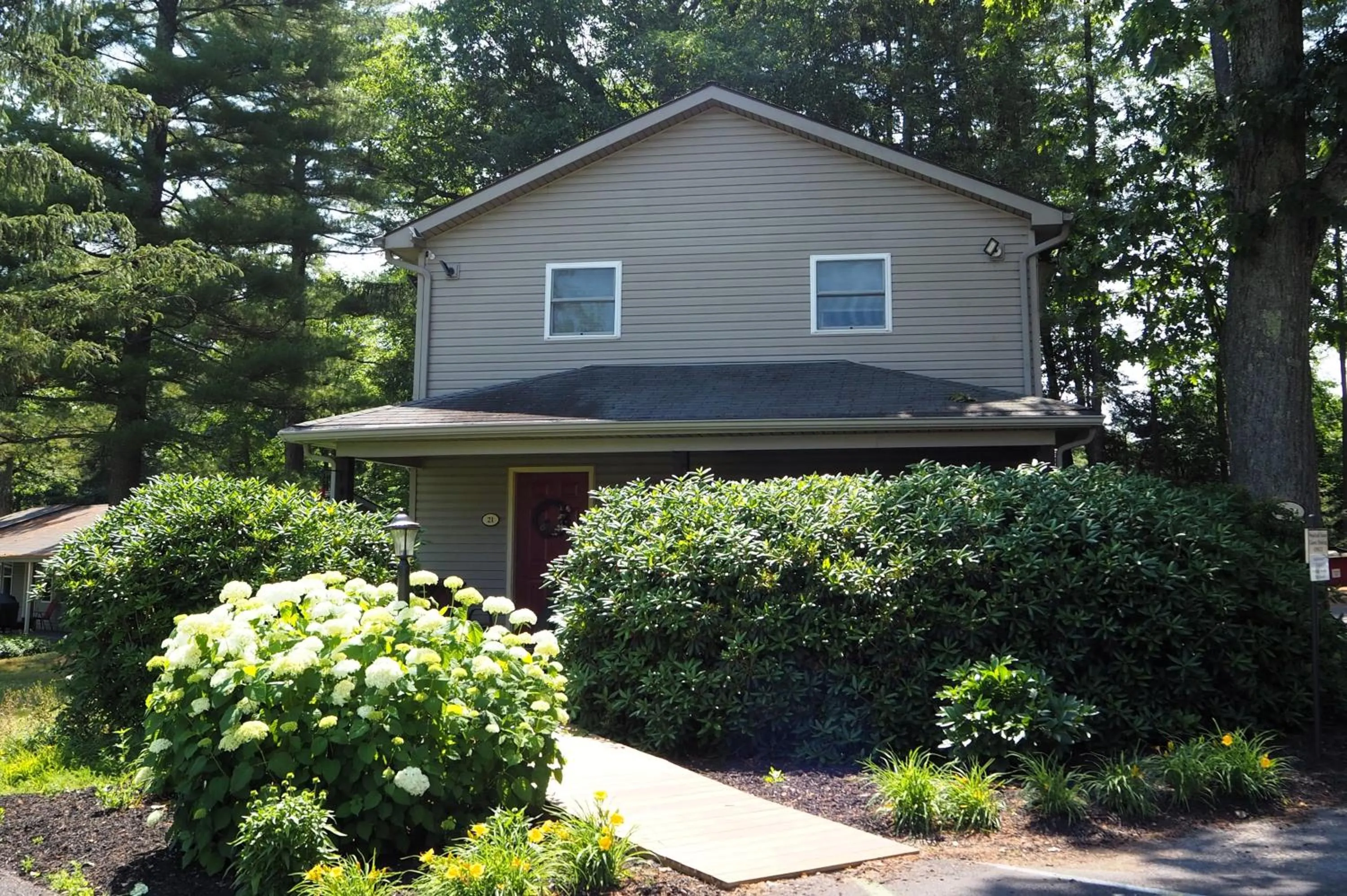 Property building in Woodfield Manor - A Sundance Vacations Property