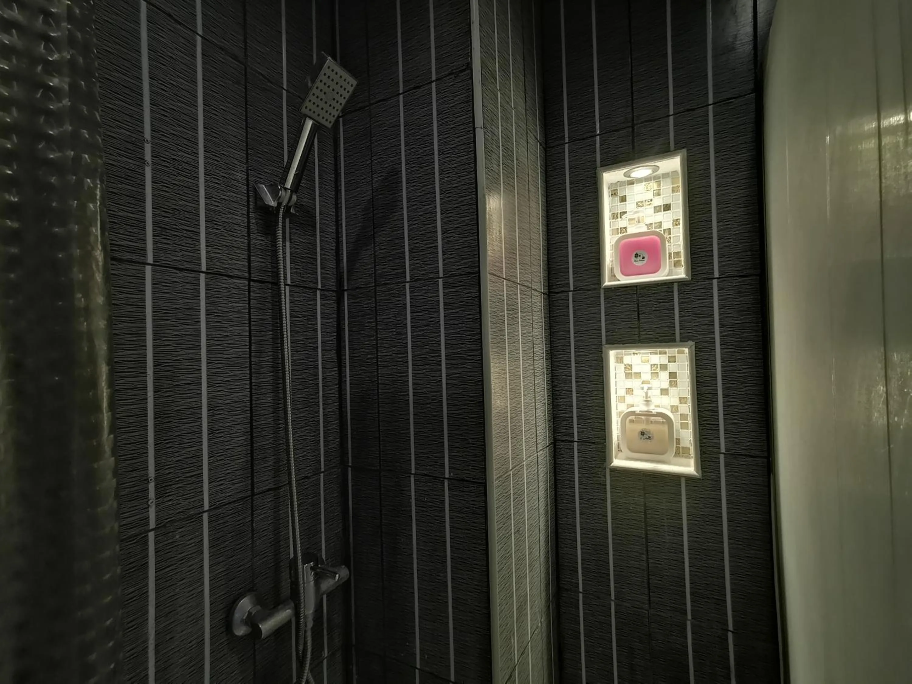 Shower in Kan Home Hotel