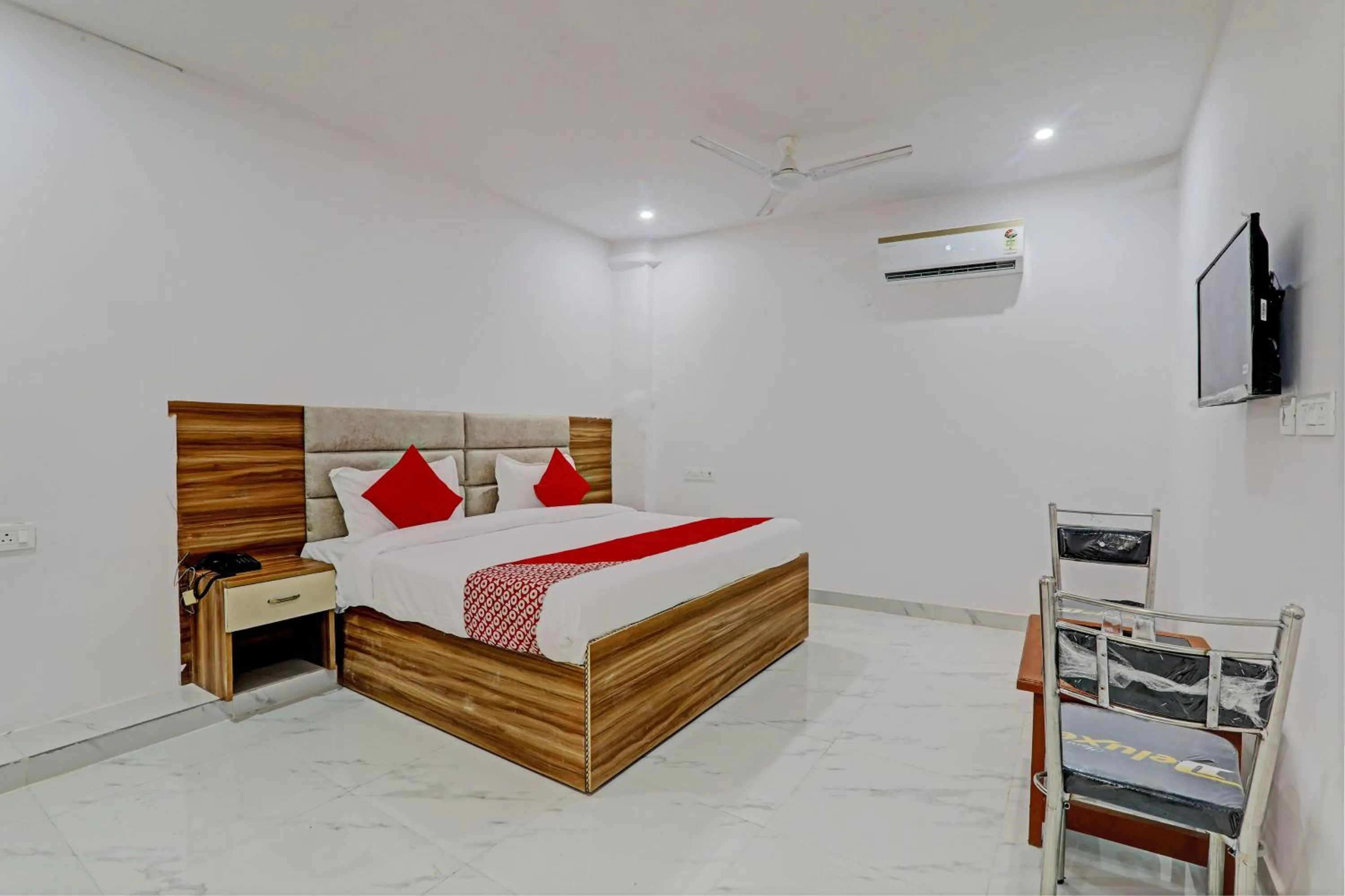 Facade/entrance in Super Hotel O Raghav & Banquet