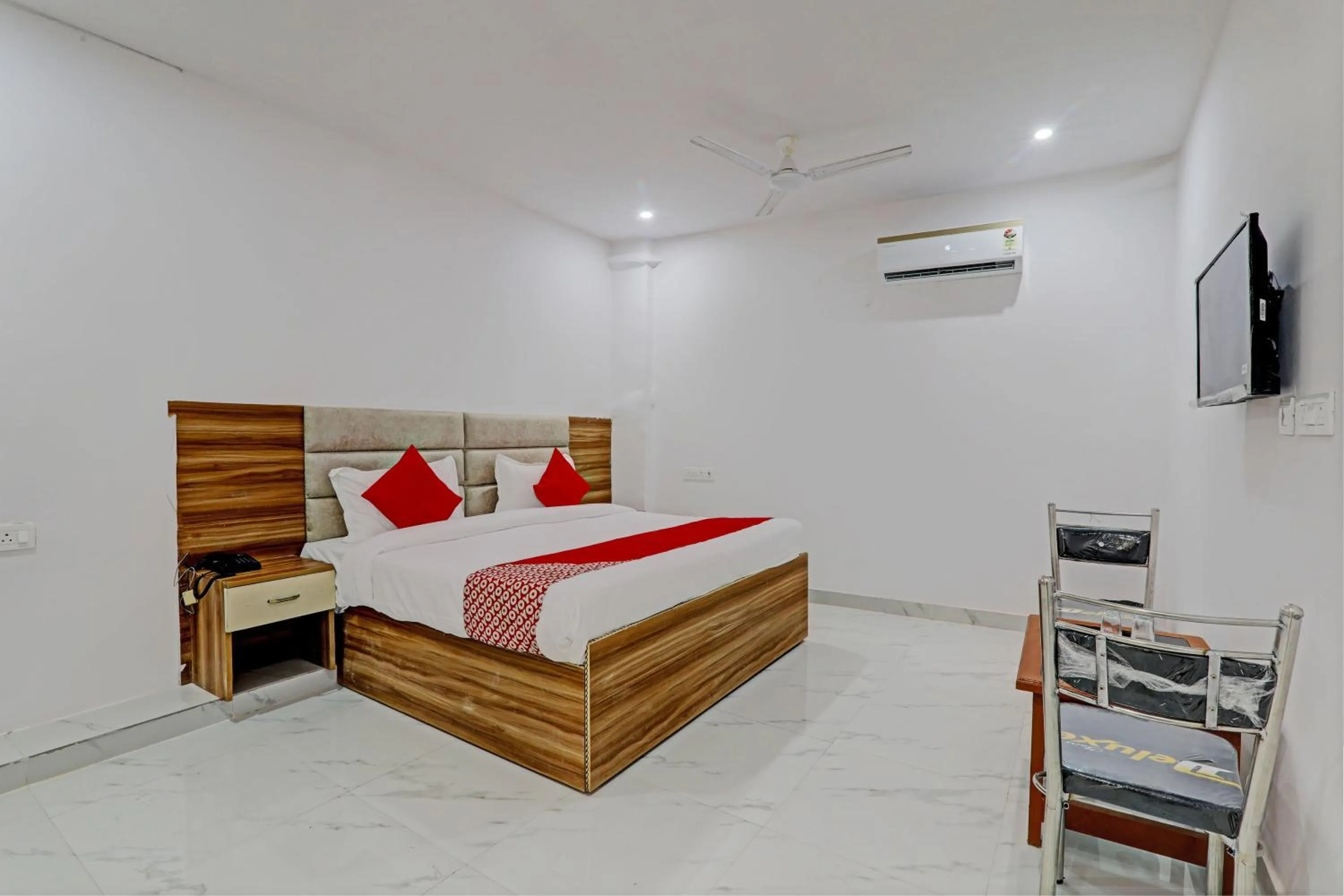 Facade/entrance, Bed in Hotel O Gabbar's