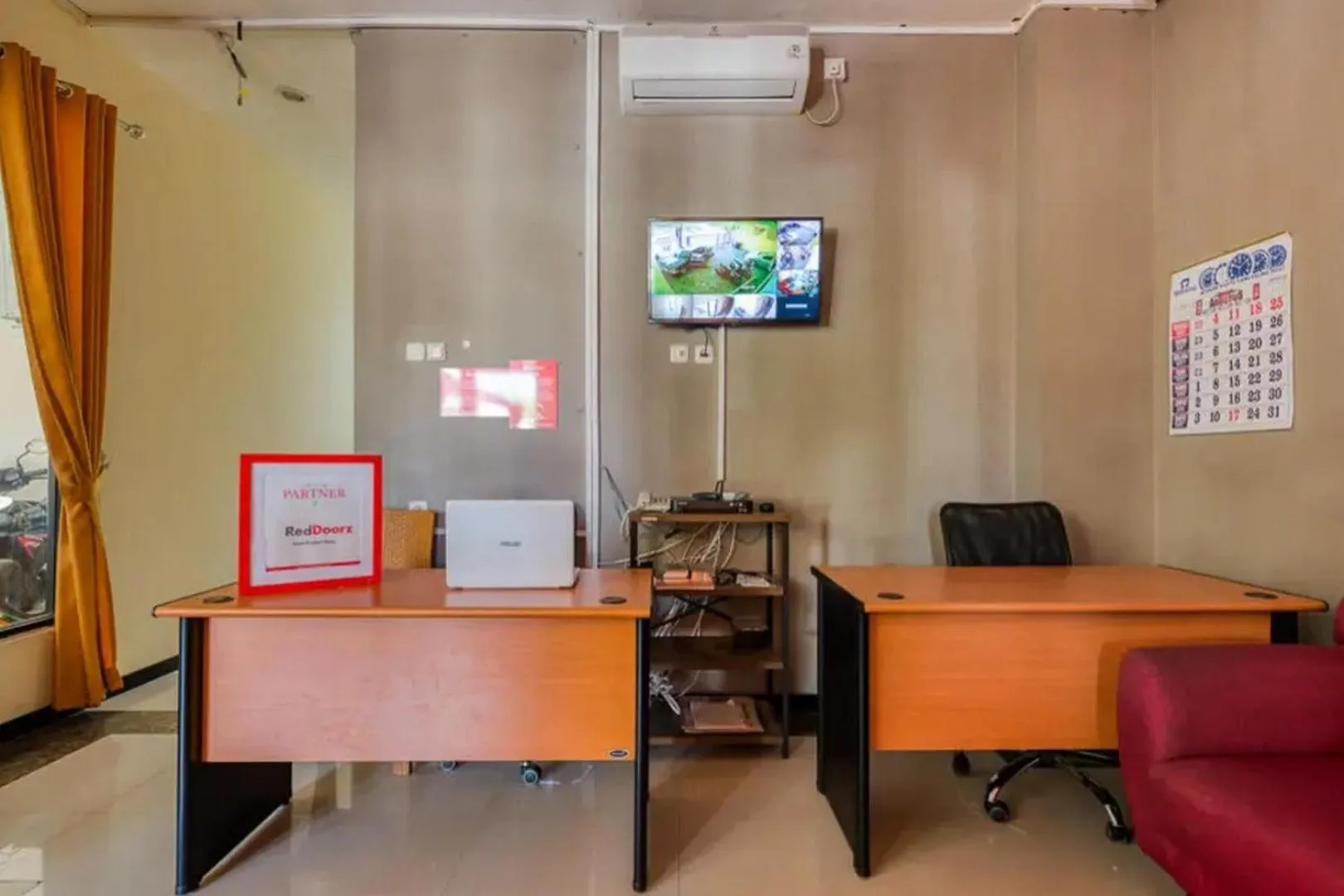 Lobby or reception in RedDoorz Syariah near Airlangga University Campus B