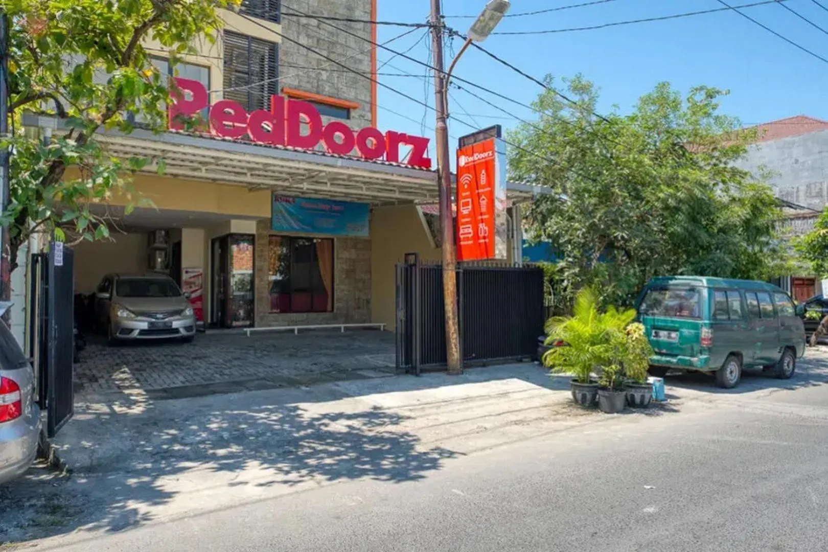 Facade/entrance in RedDoorz Syariah near Airlangga University Campus B