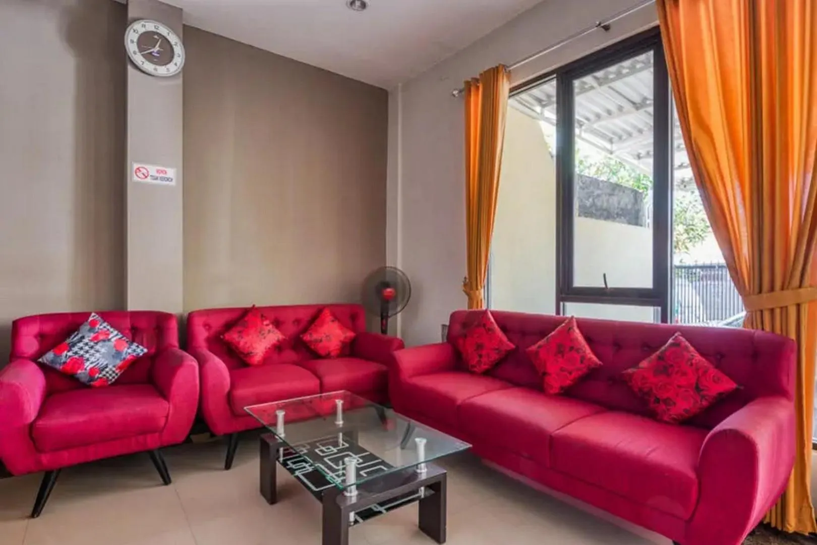 Living room in RedDoorz Syariah near Airlangga University Campus B