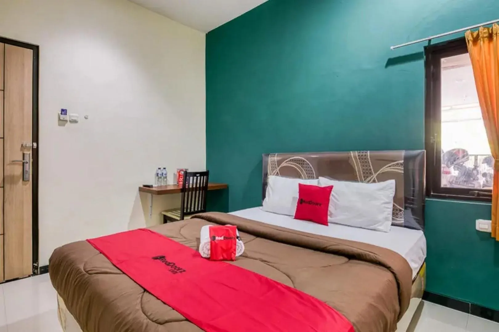 Bedroom, Bed in RedDoorz Syariah near Airlangga University Campus B