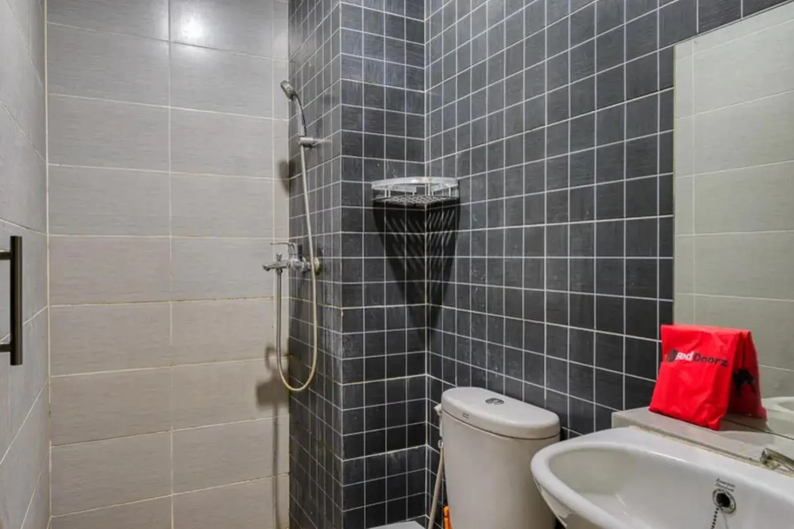 Bathroom in RedDoorz Syariah near Airlangga University Campus B