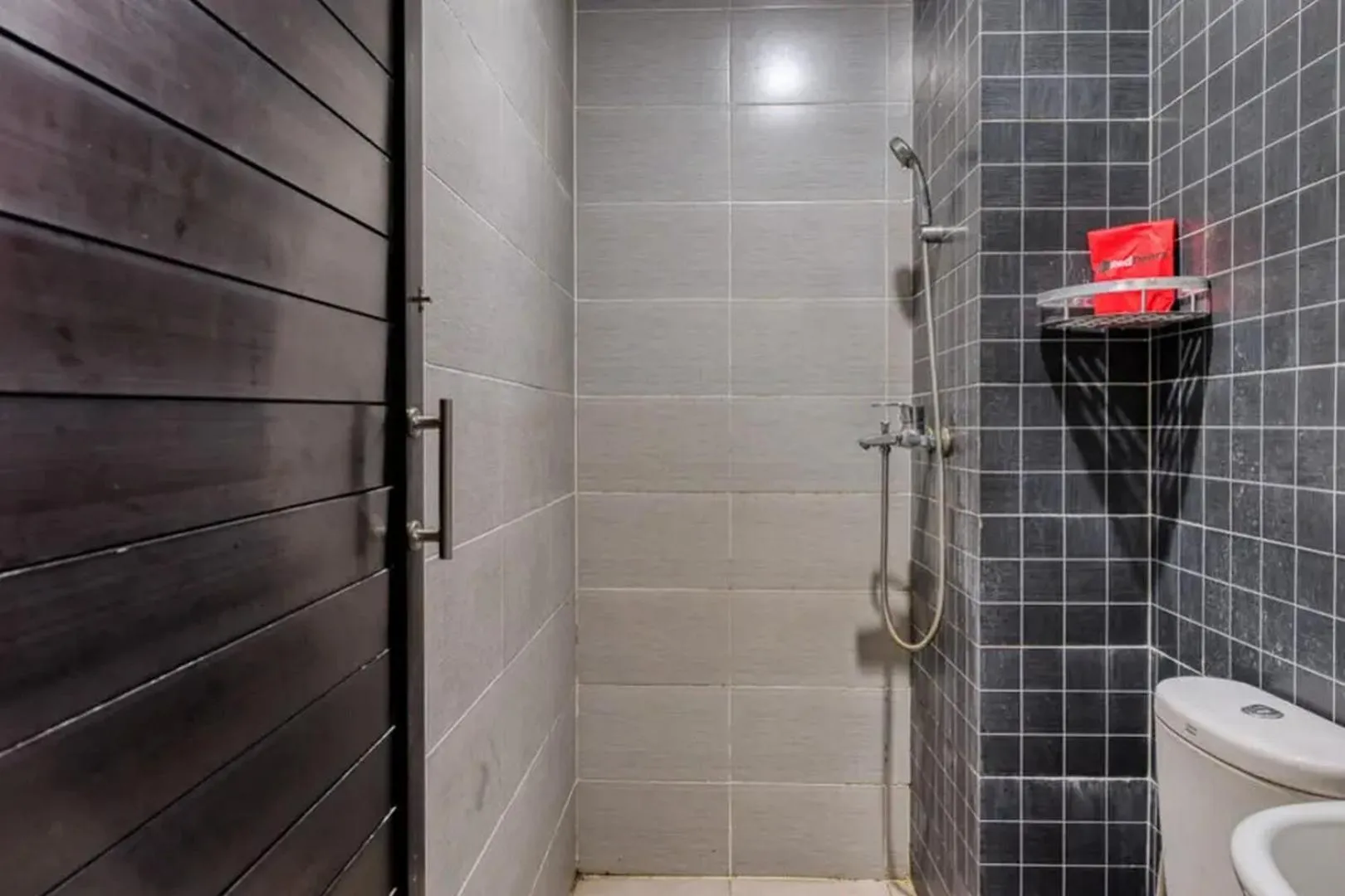 Bathroom in RedDoorz Syariah near Airlangga University Campus B