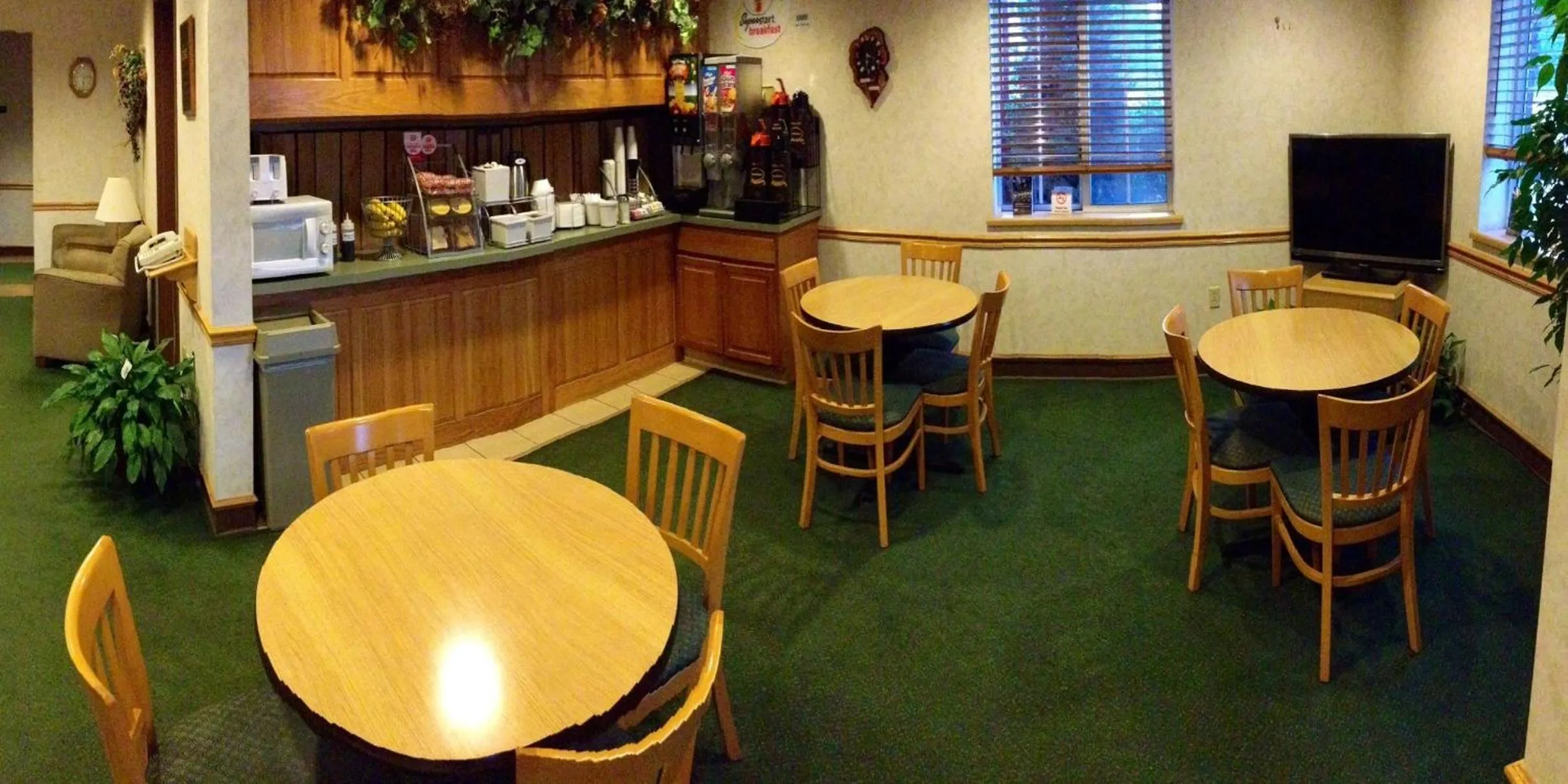 Buffet breakfast in Super 8 by Wyndham Ava