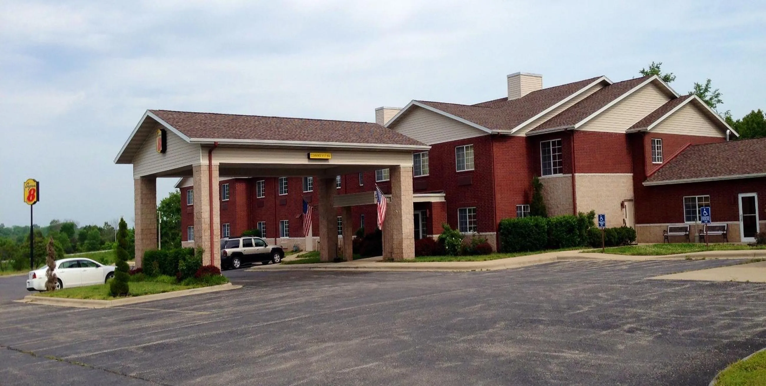 Facade/entrance in Super 8 by Wyndham Ava