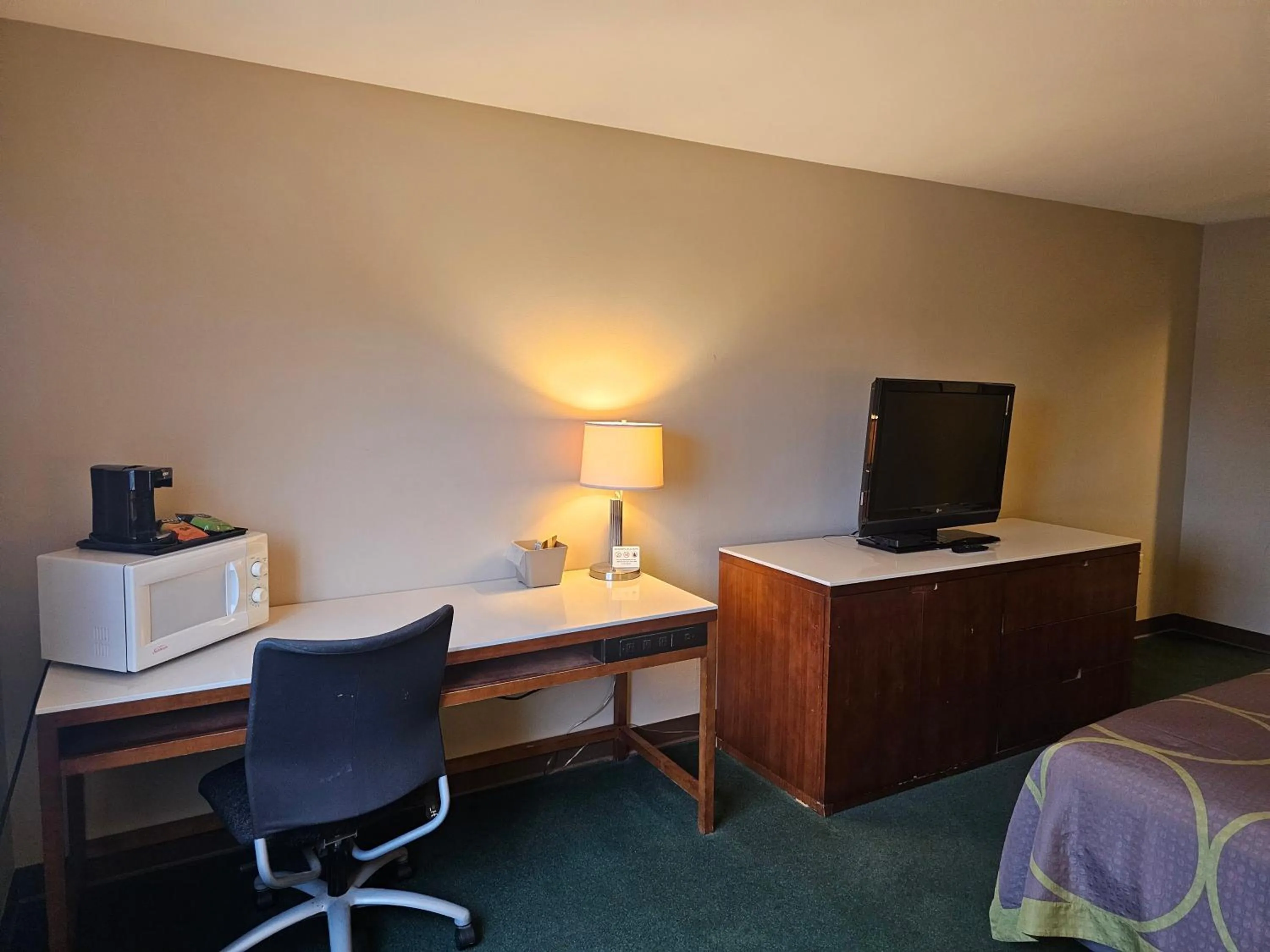 Bed in Super 8 by Wyndham Ava