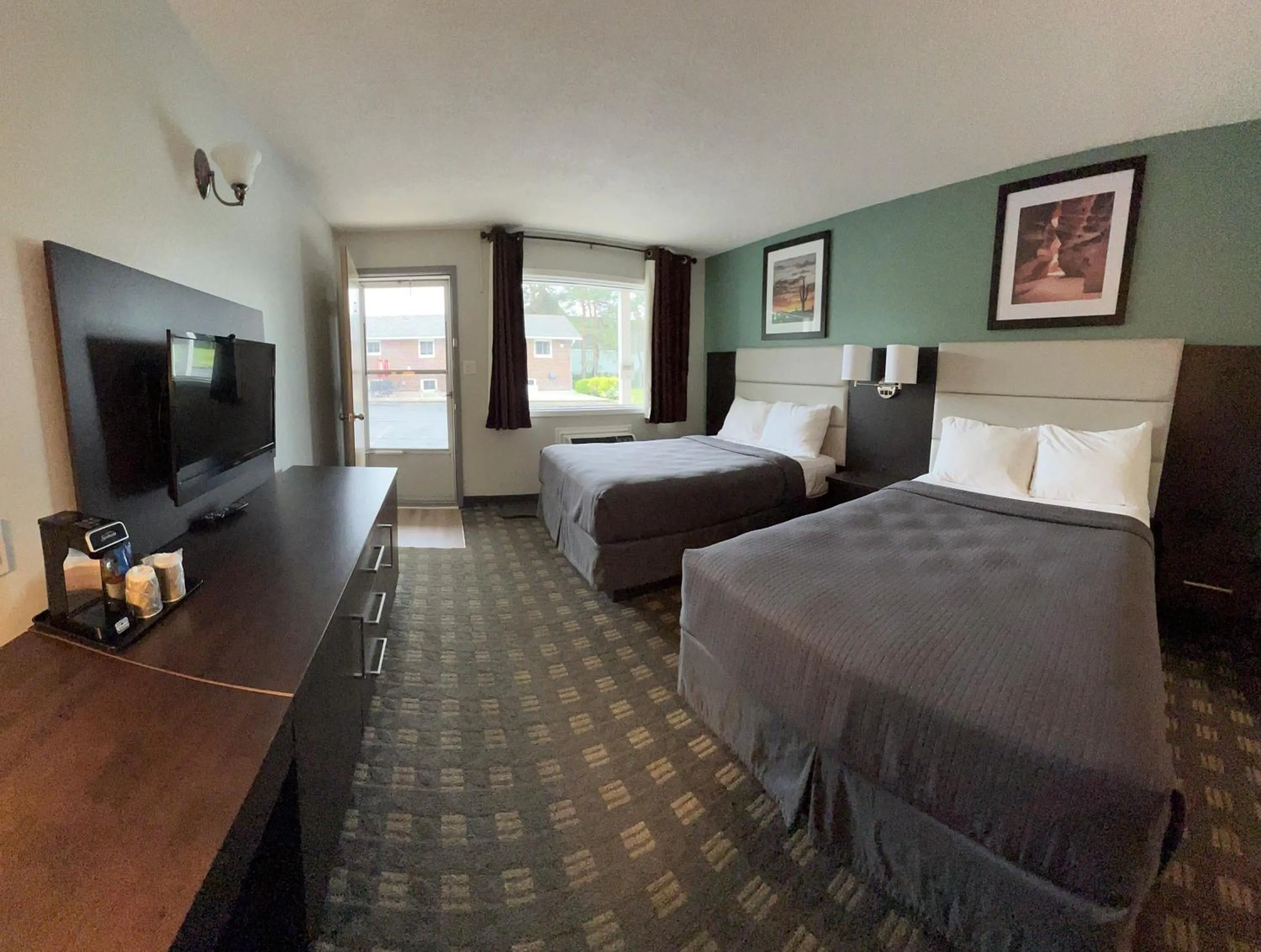 Photo of the whole room, Bed in Wellington Inn