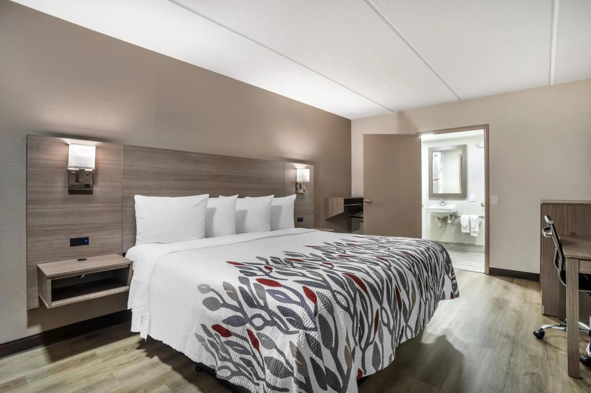 Photo of the whole room, Bed in Red Roof Inn Greenville