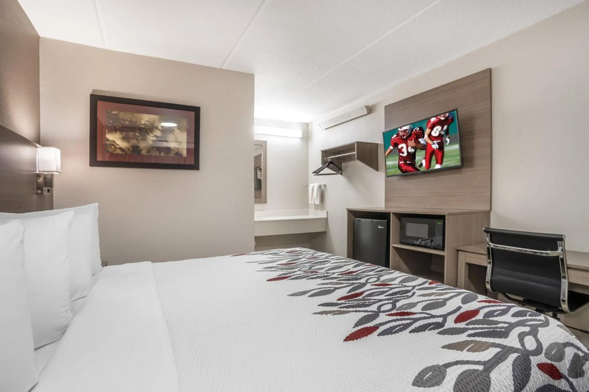 Photo of the whole room, Bed in Red Roof Inn Greenville