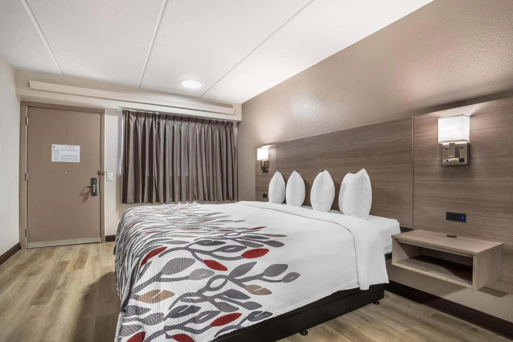 Photo of the whole room, Bed in Red Roof Inn Greenville