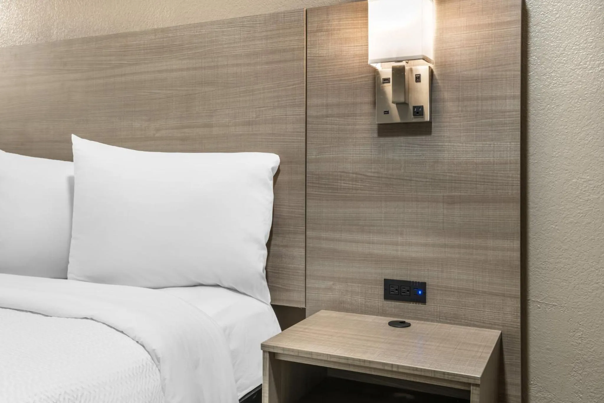 Photo of the whole room, Bed in Red Roof Inn Greenville