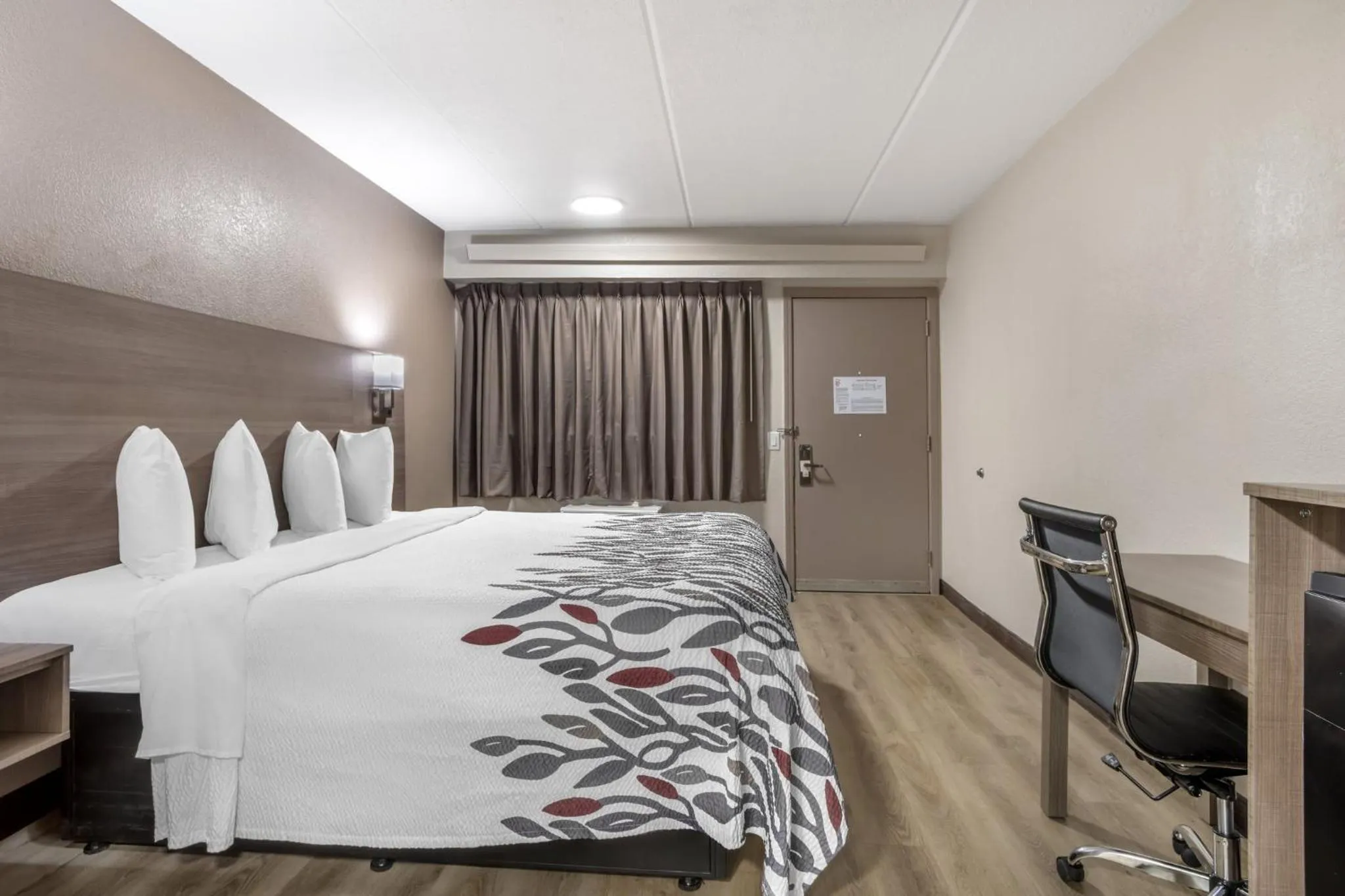 Photo of the whole room, Bed in Red Roof Inn Greenville