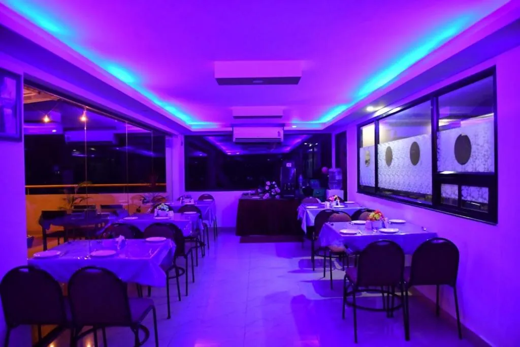 Restaurant/places to eat in Hotel West End