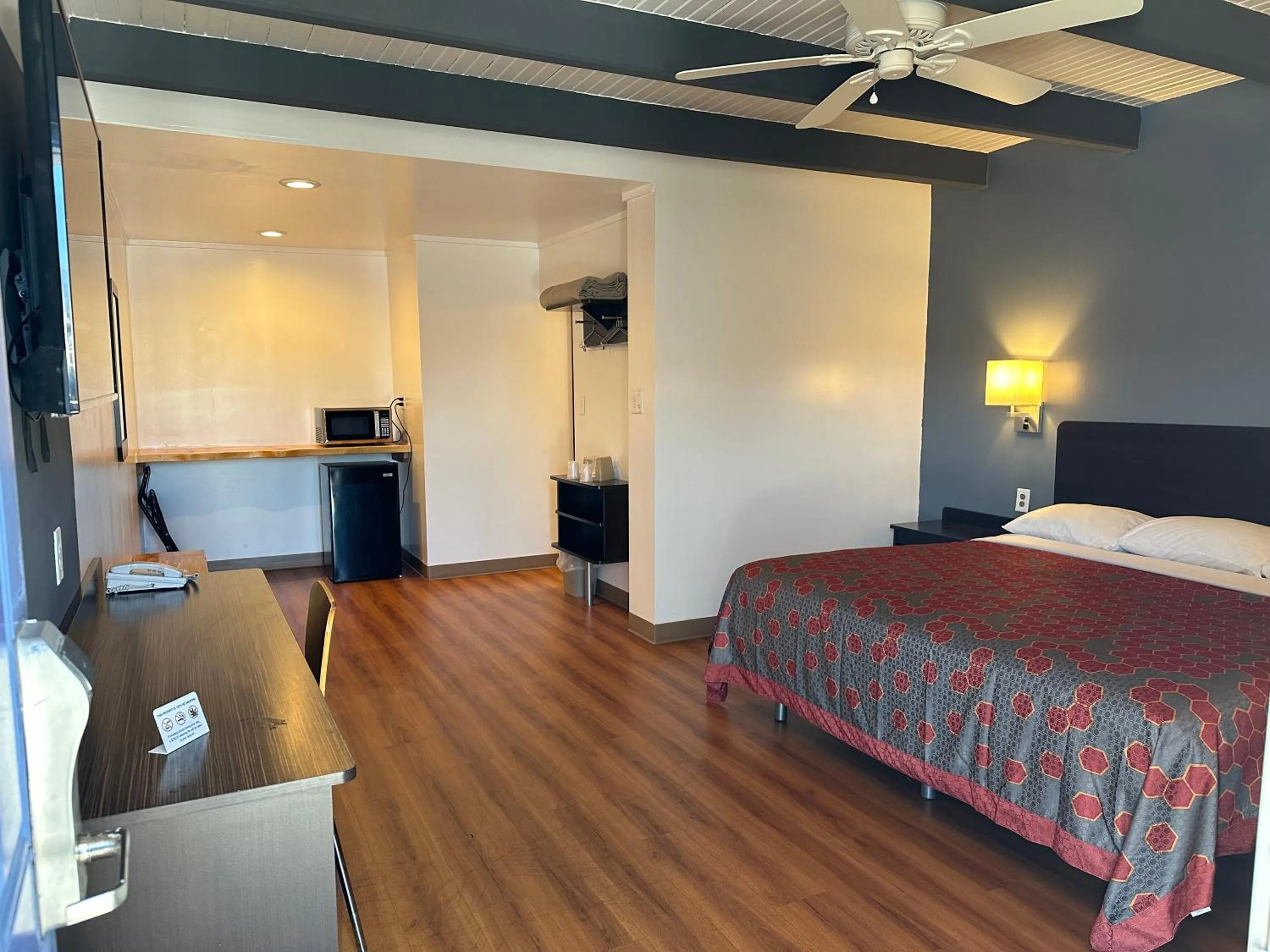 Photo of the whole room, Bed in Sullivan Inn