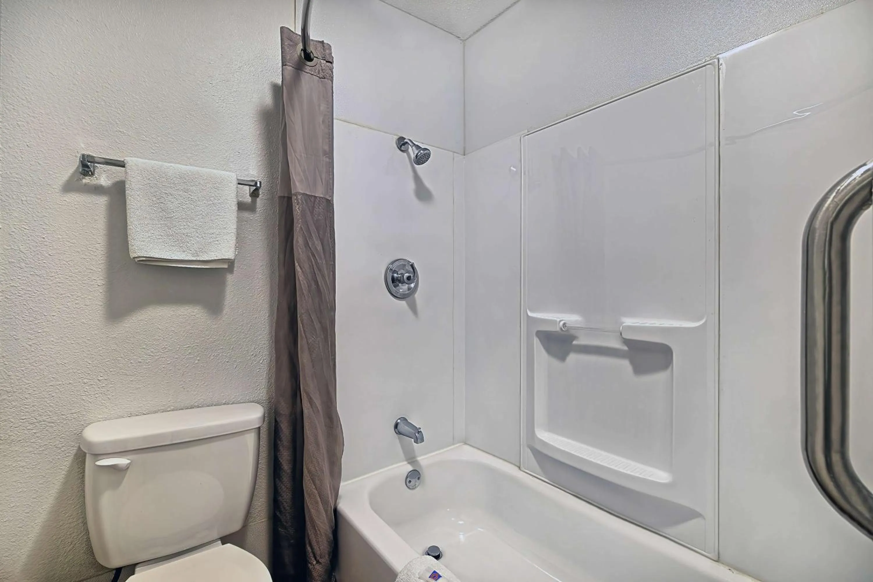 Bathroom in Motel 6 Sullivan MO