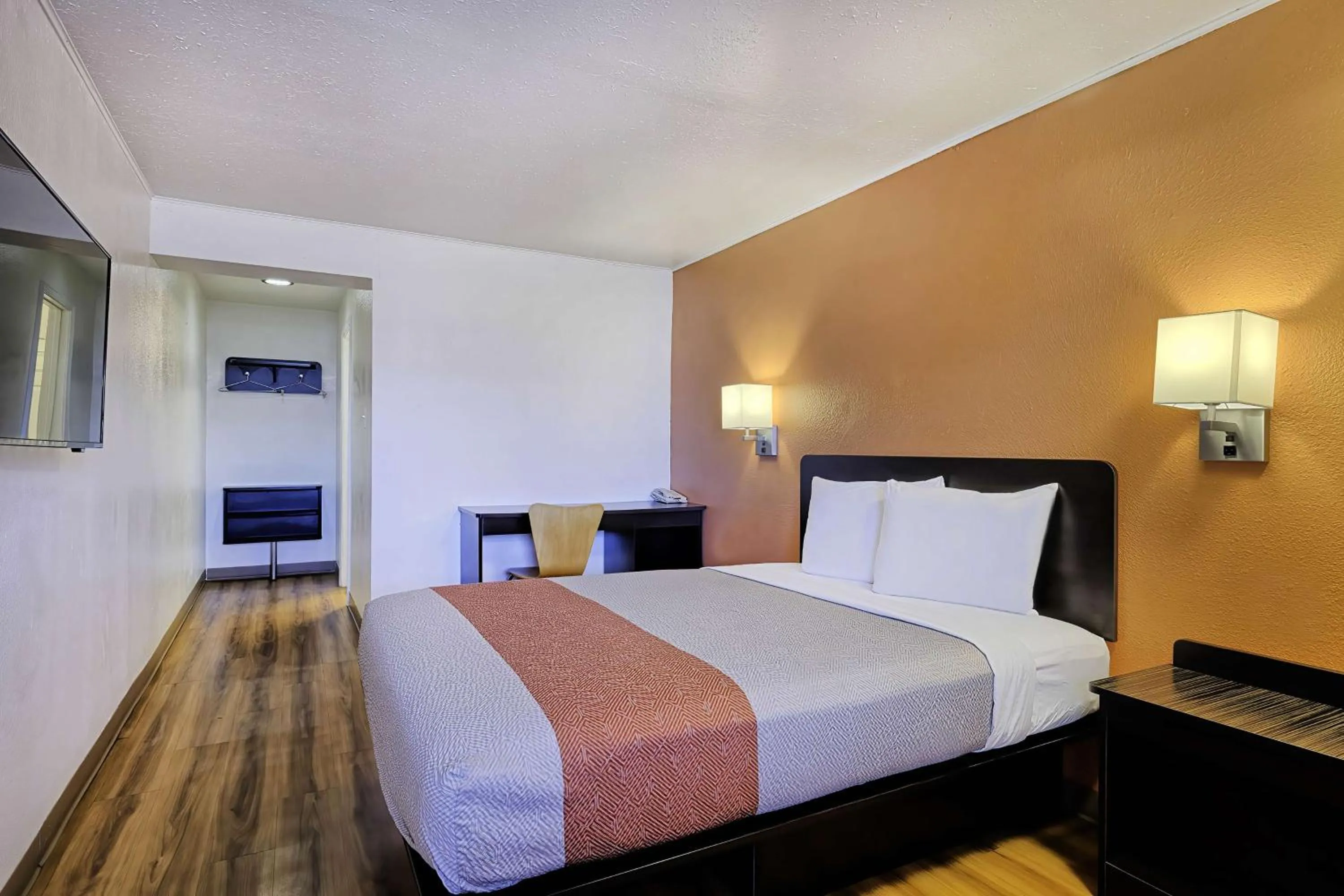 Bedroom, Bed in Motel 6 Sullivan MO