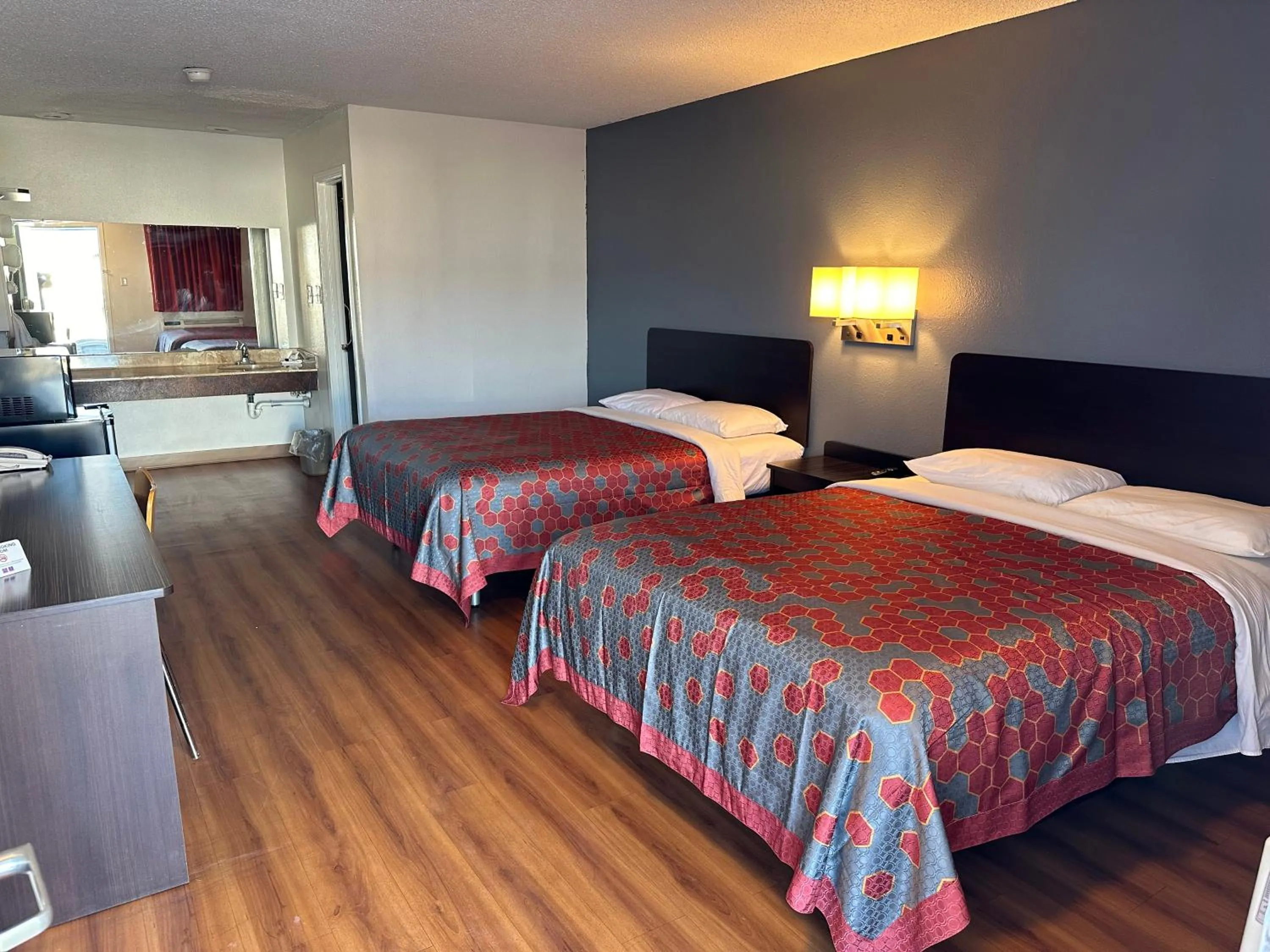 Photo of the whole room, Bed in Sullivan Inn