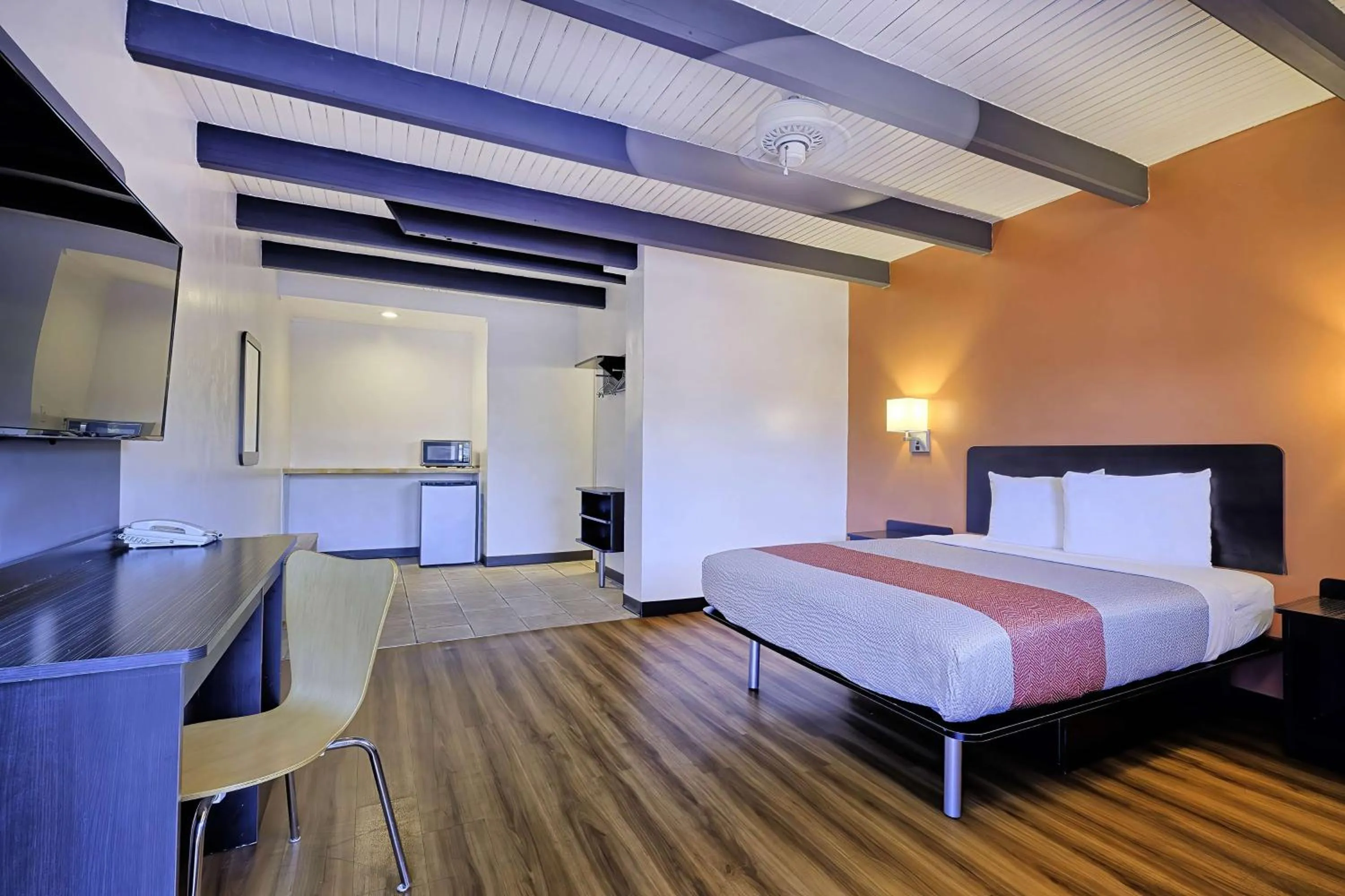 Bedroom, Bed in Motel 6 Sullivan MO