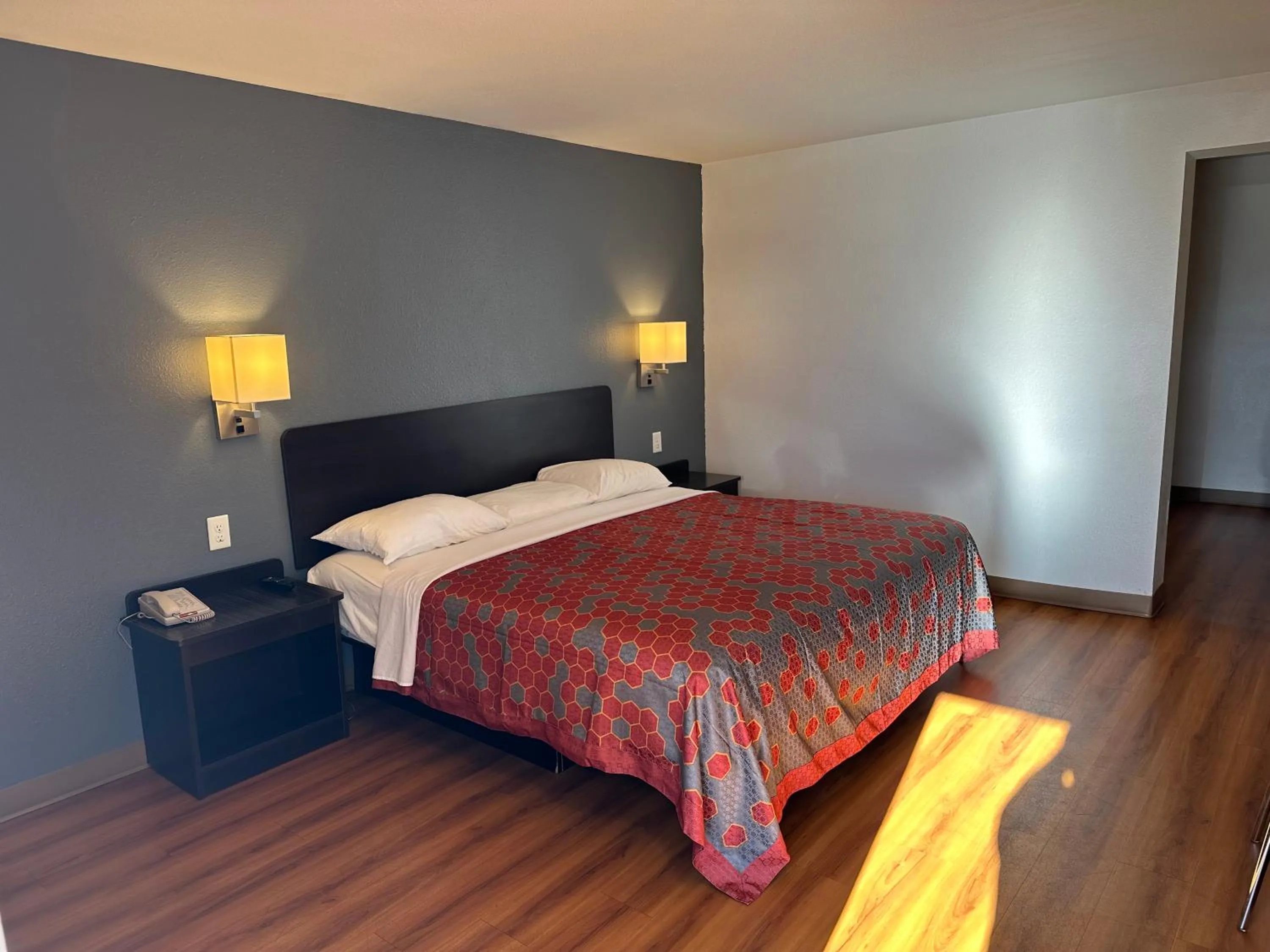 Photo of the whole room, Bed in Sullivan Inn