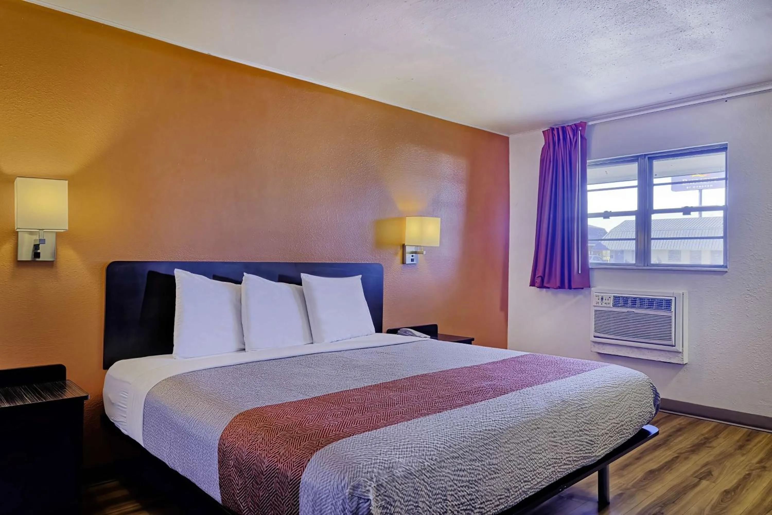 Bedroom, Bed in Motel 6 Sullivan MO