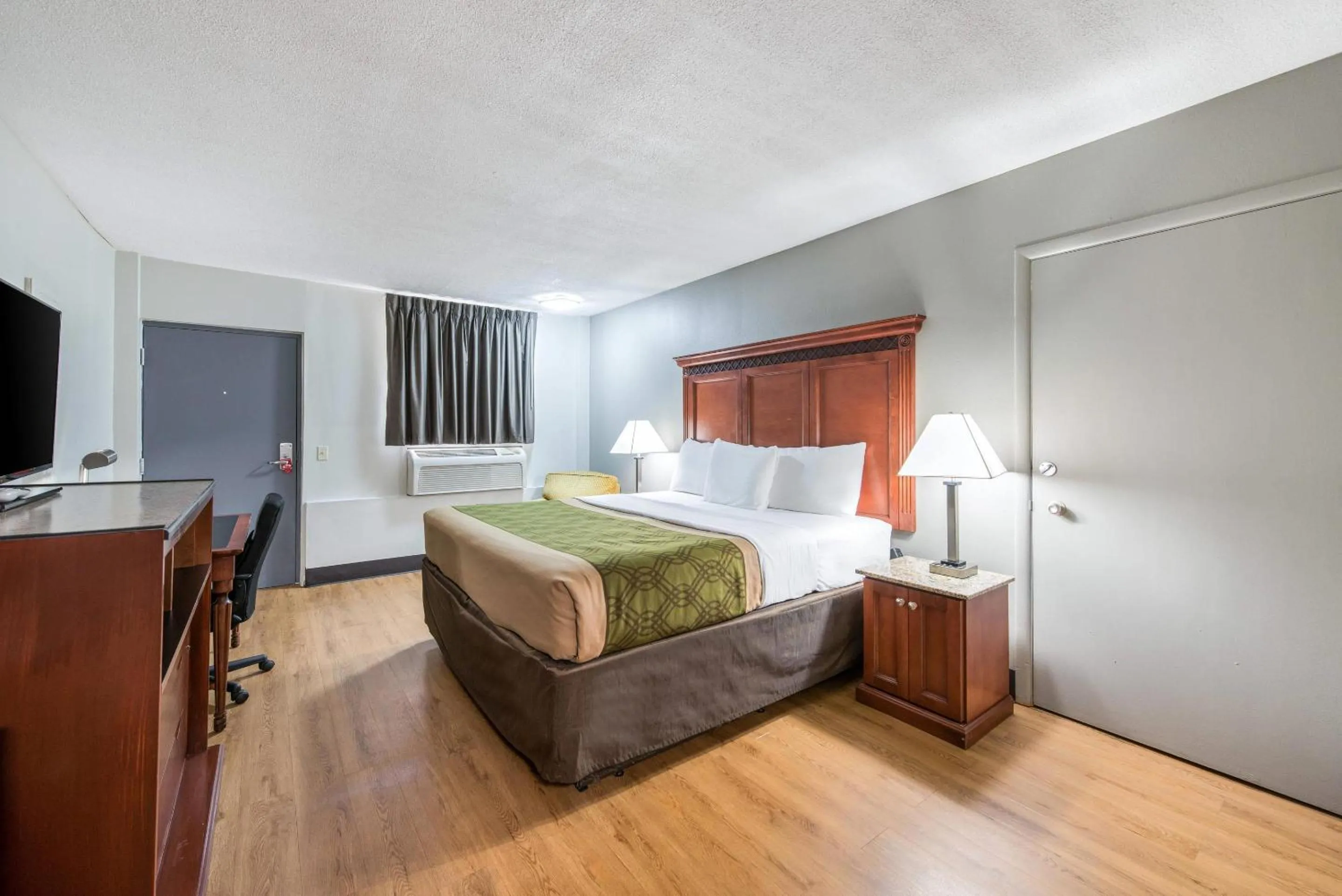 Bedroom, Bed in Rodeway Inn St Joseph