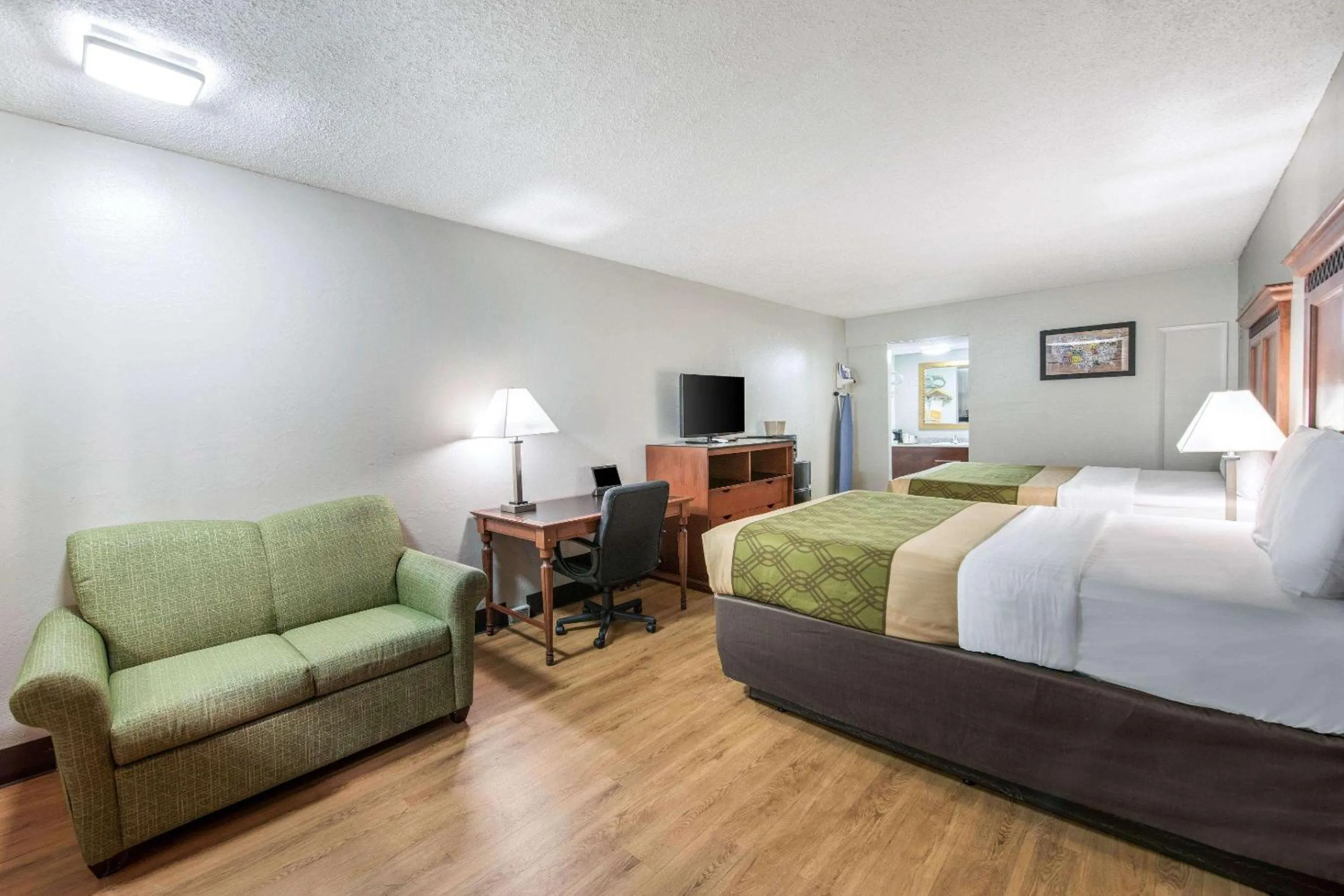 Photo of the whole room, Bed in Rodeway inn St Joseph