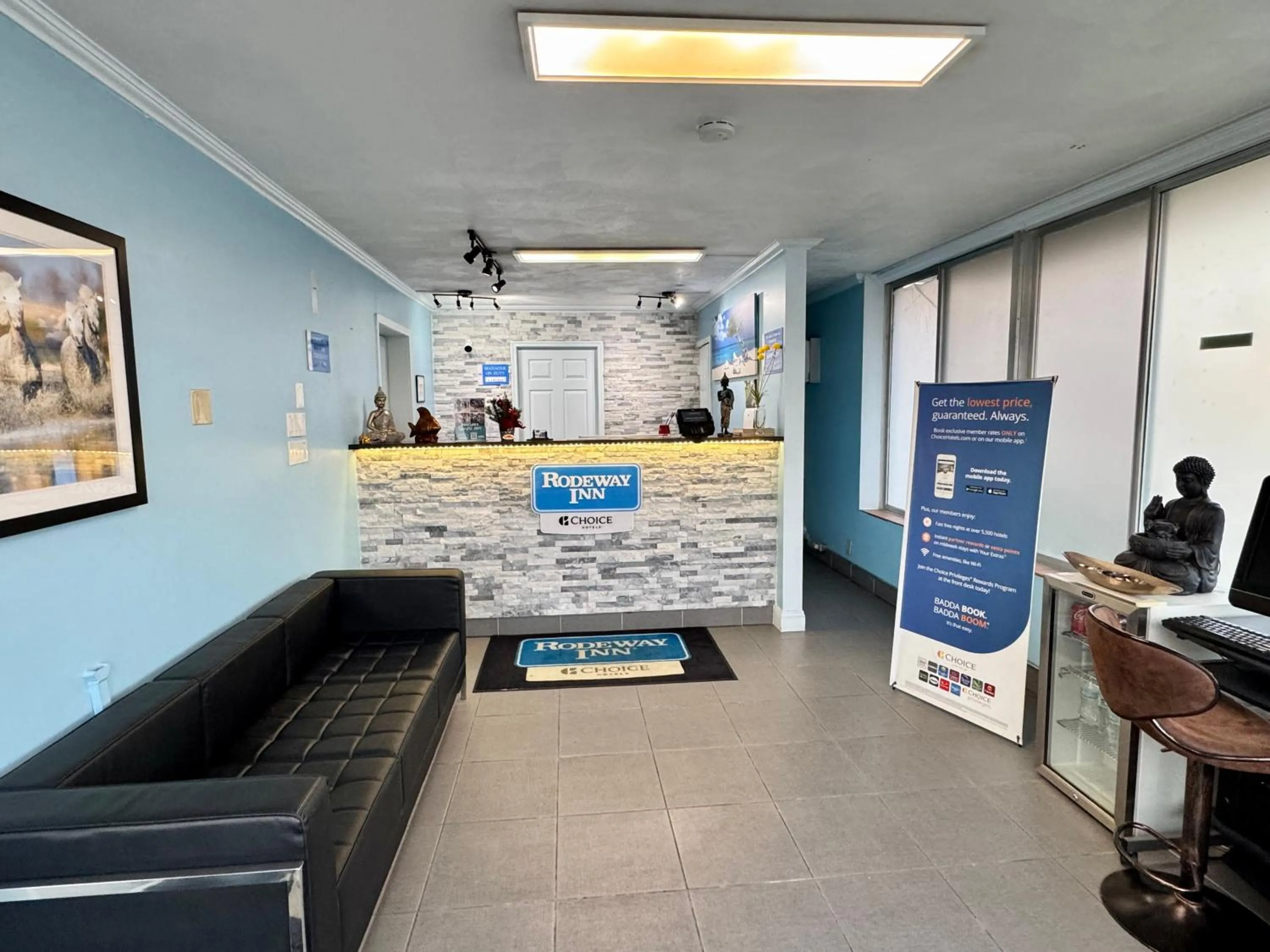 Lobby or reception in Rodeway inn St Joseph