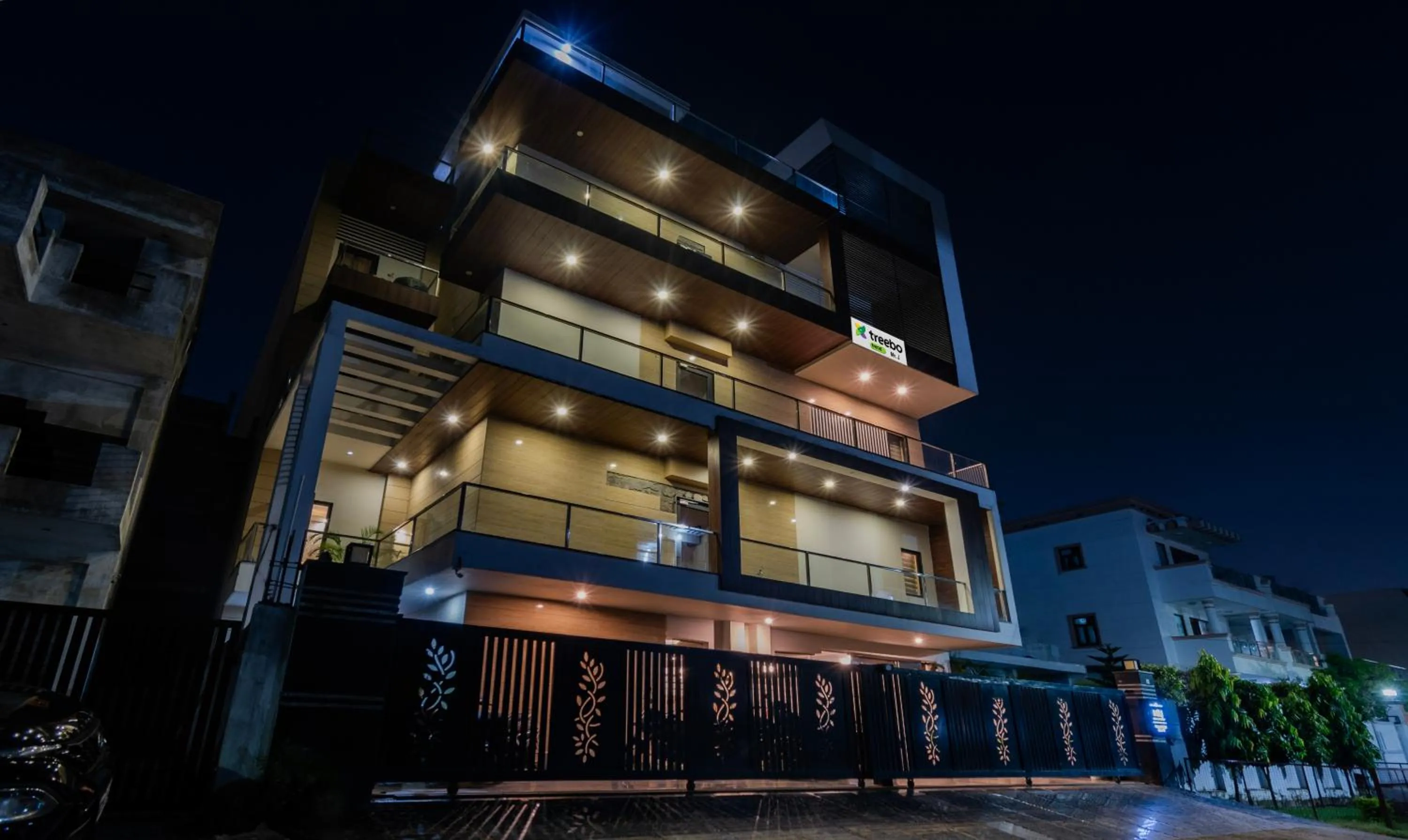 Facade/entrance, Property Building in Treebo Trend Mr J - Sec 51