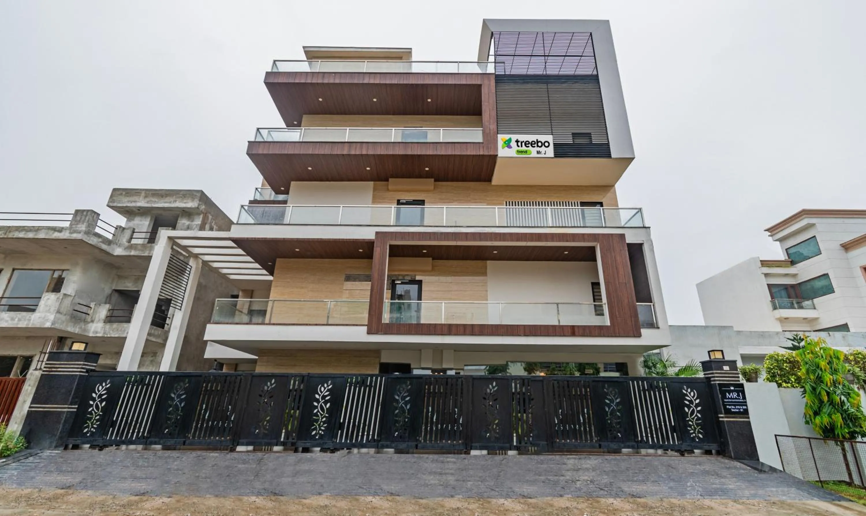 Facade/entrance, Property Building in Treebo Trend Mr J - Sec 51
