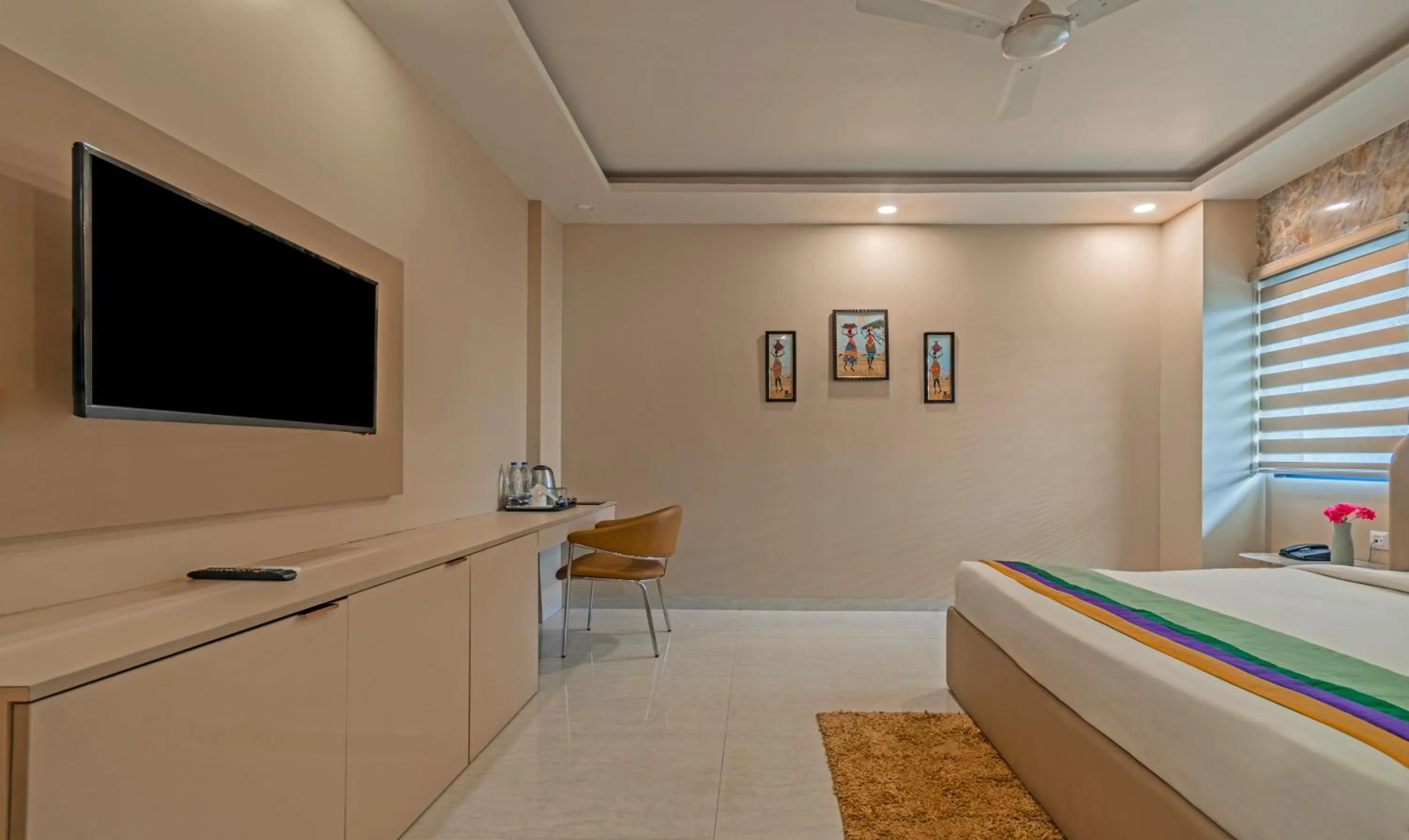 Bed, TV/Entertainment Center in Treebo Trend Mr J - Sec 51