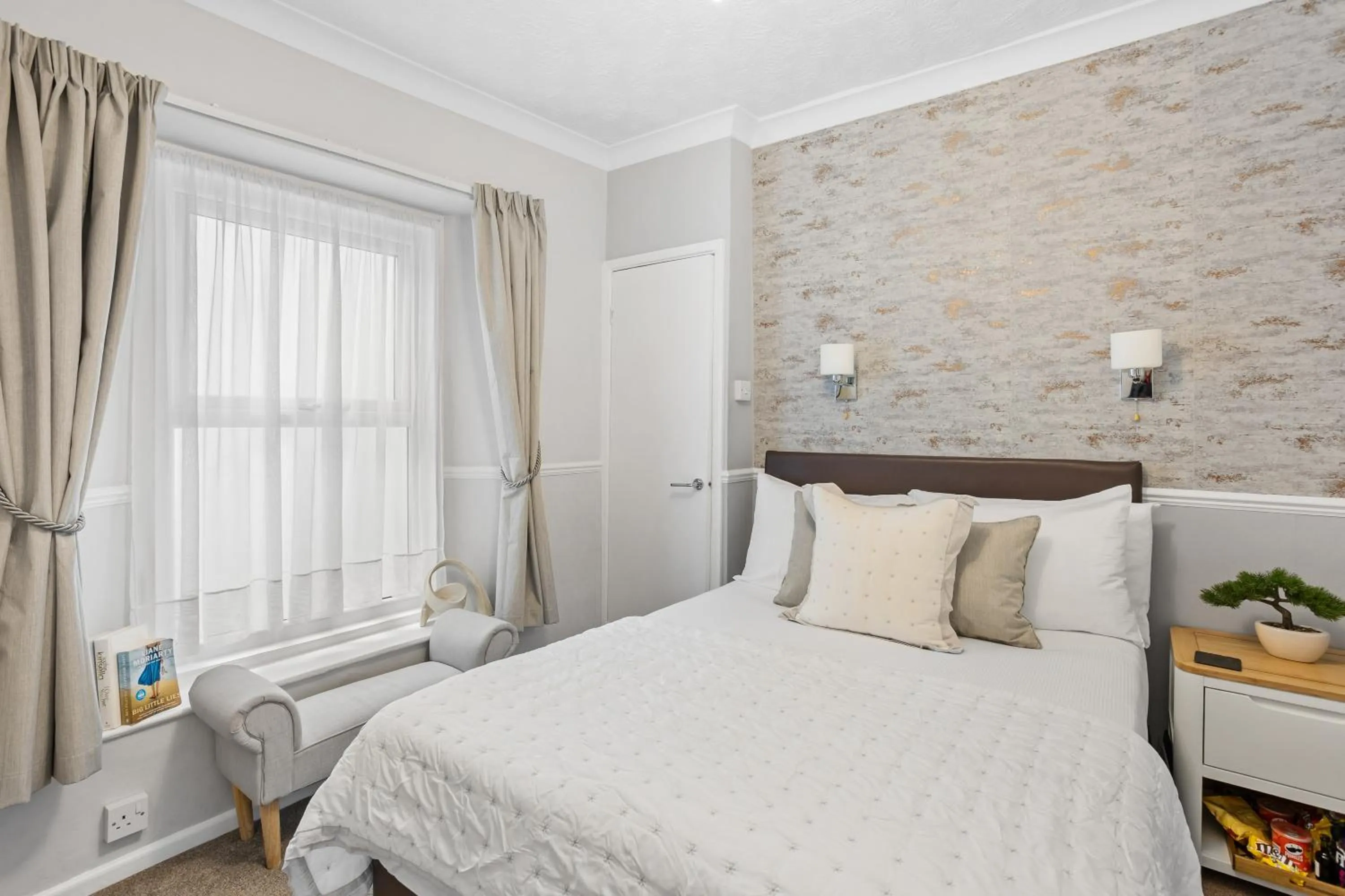 Photo of the whole room, Bed in Kethla House