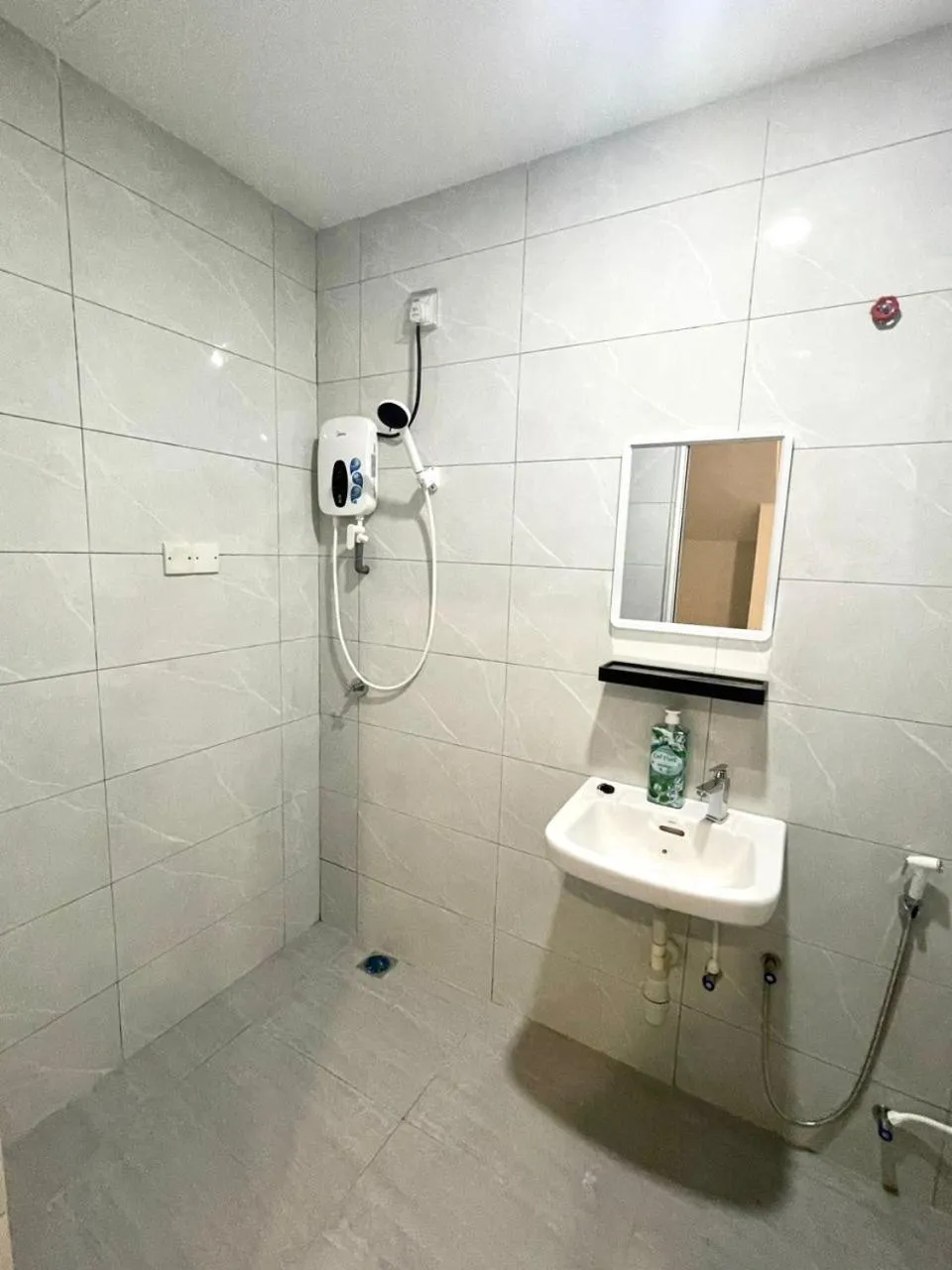 Shower in Garden Inns Motel