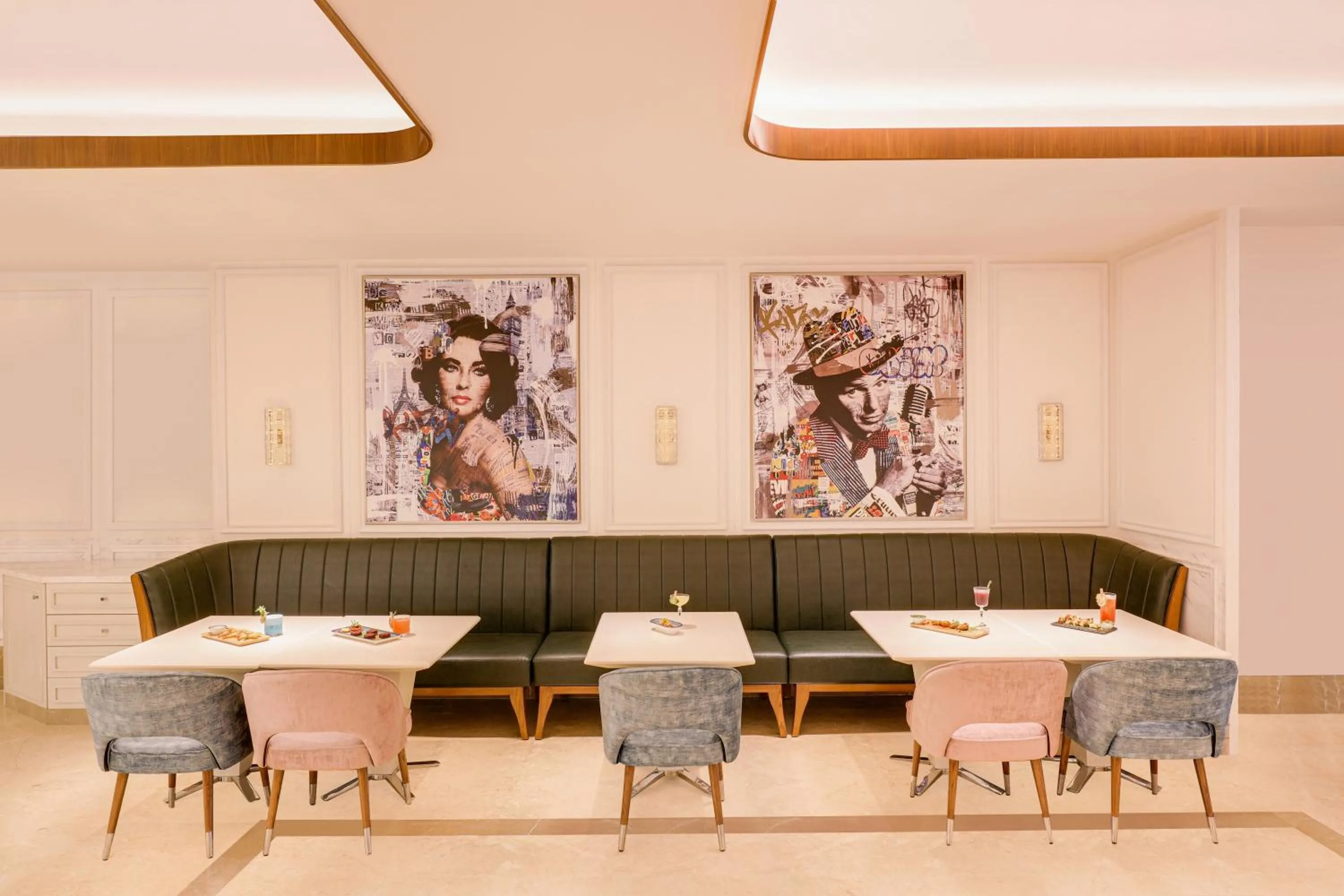 Lounge or bar in Aurika, Mumbai International Airport - Luxury by Lemon Tree Hotels