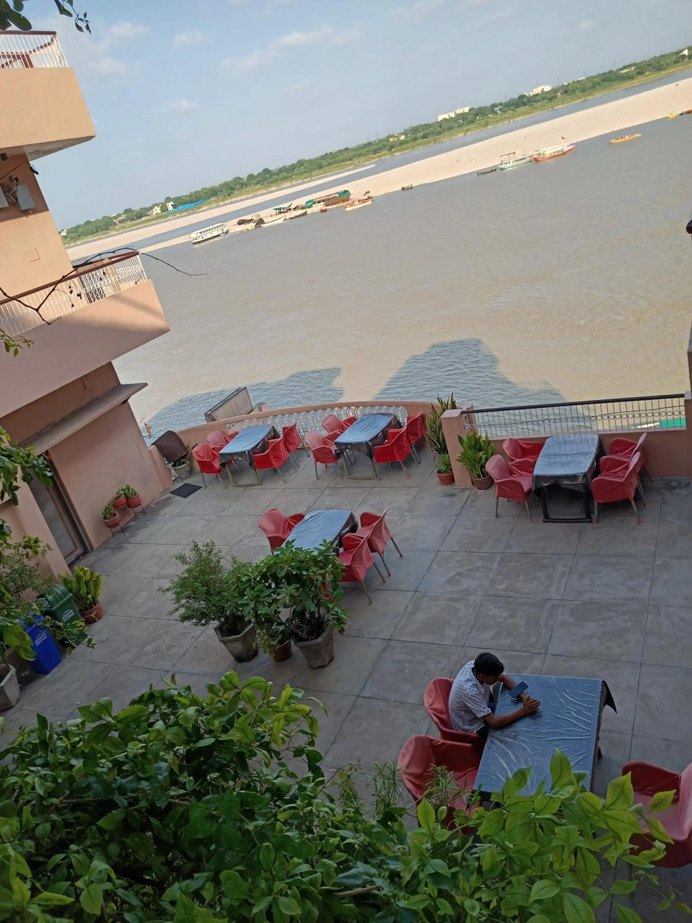 Restaurant/places to eat in Hotel Alka