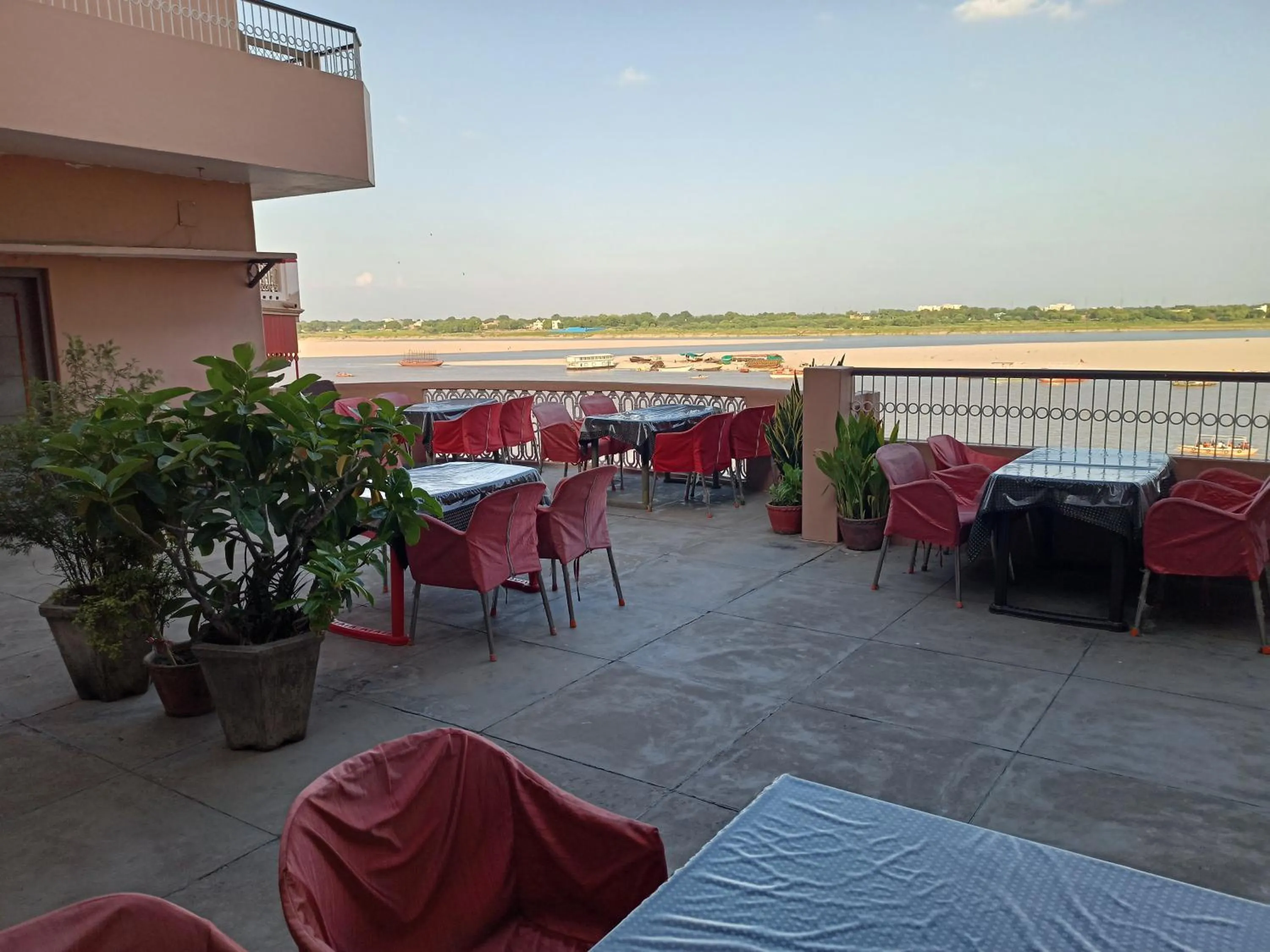 Restaurant/places to eat in Hotel Alka