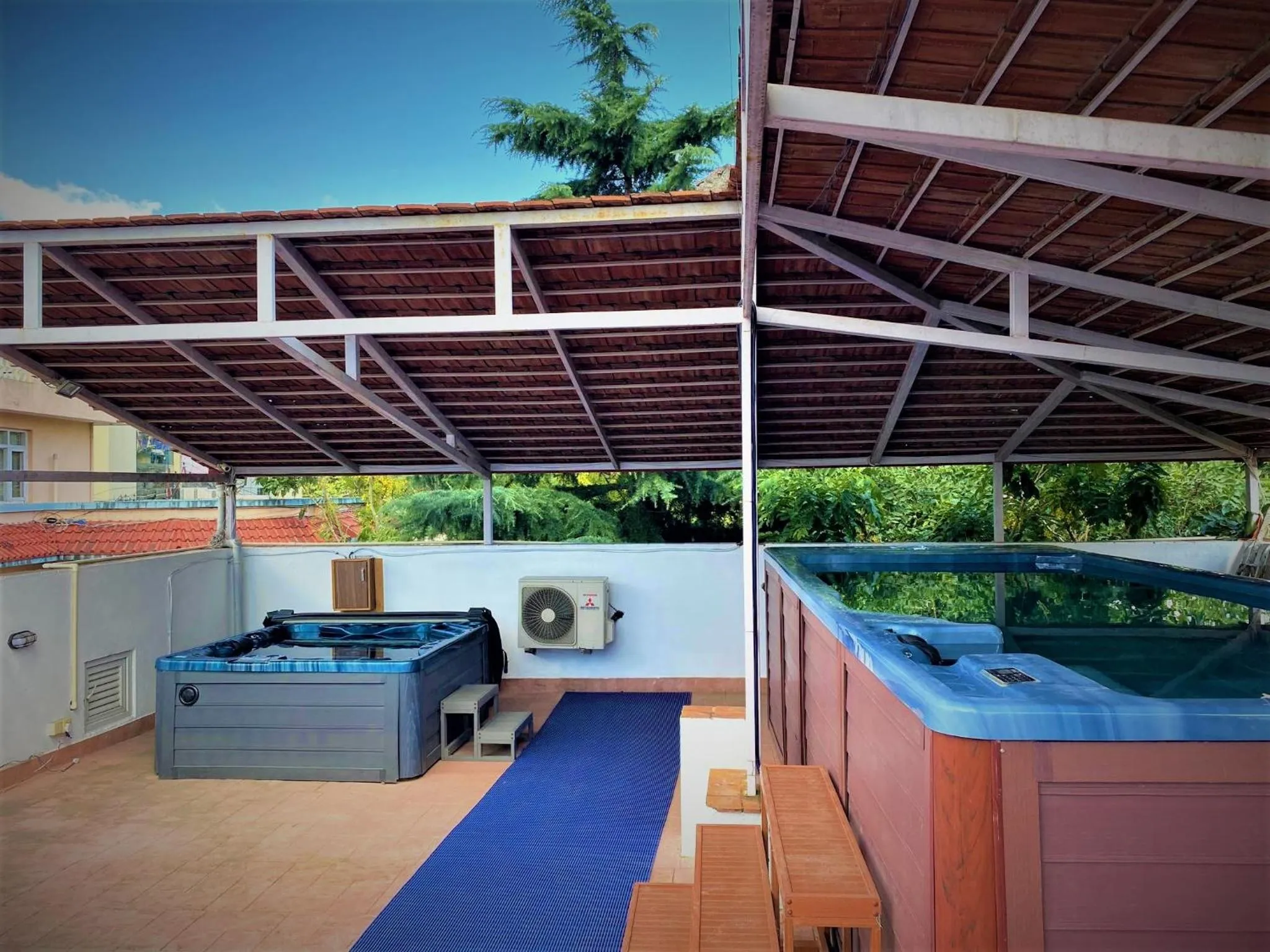 Swimming pool in Shaligram Hotel