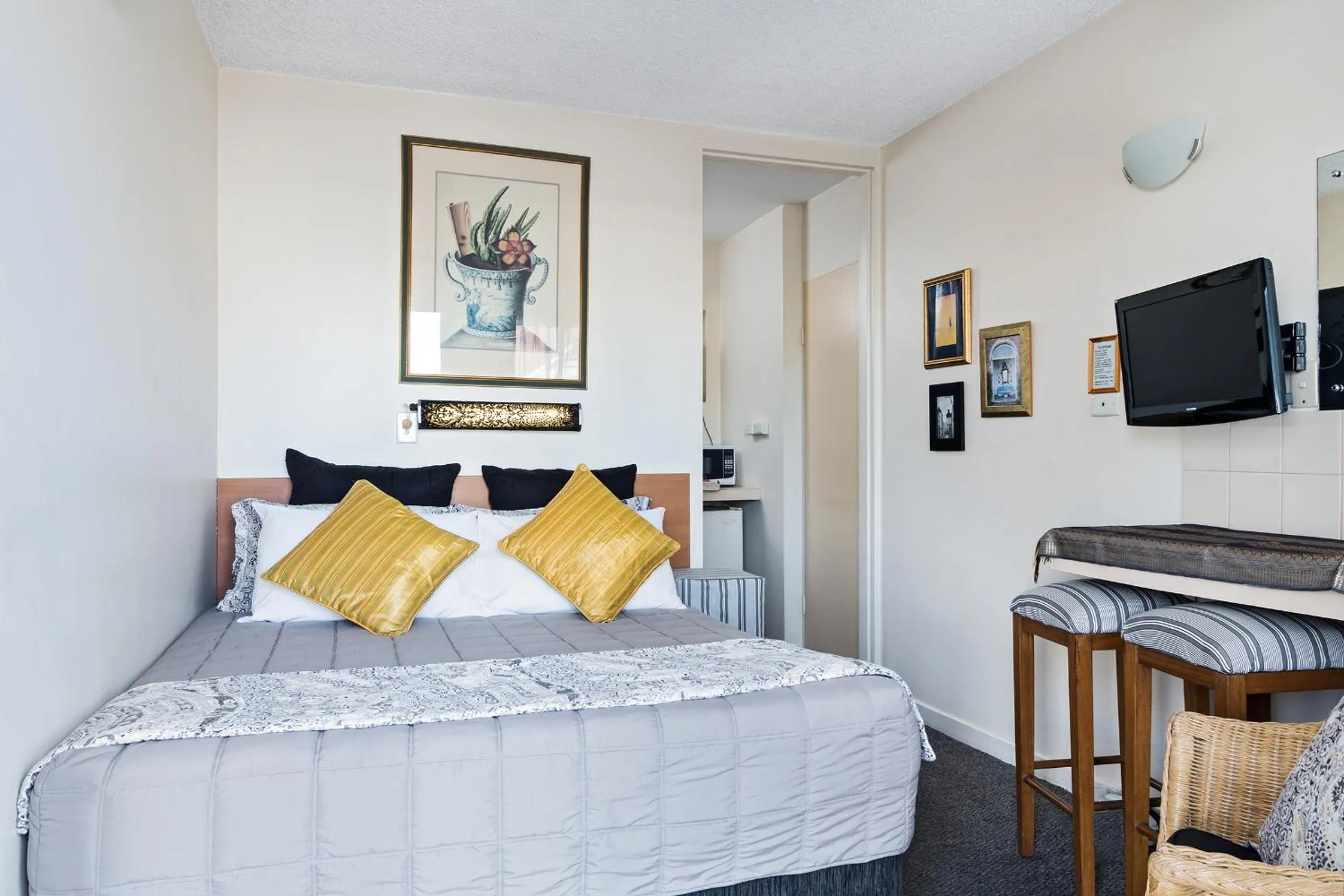 Bed in Airport Riverview Motel