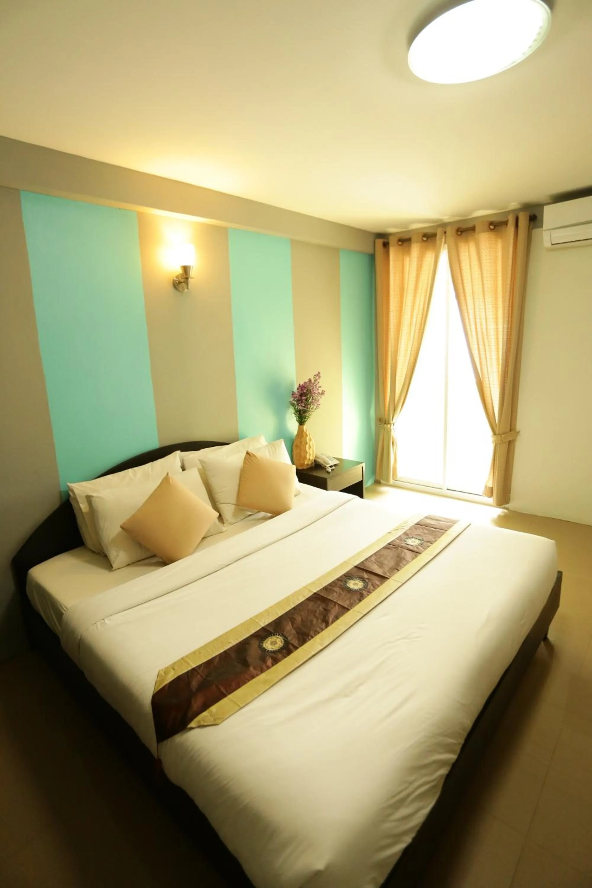 Photo of the whole room, Bed in Puangpech Place