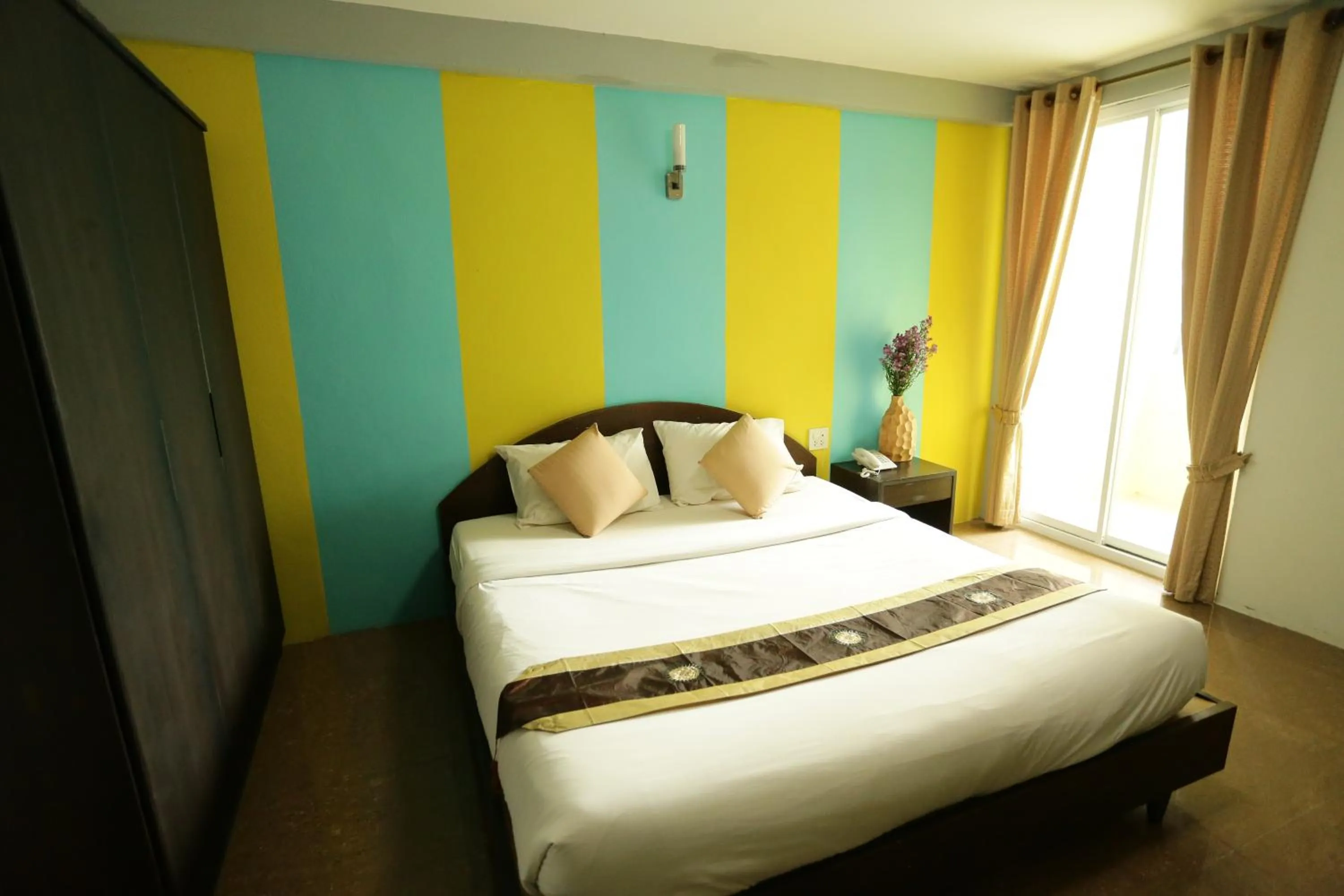 Photo of the whole room, Bed in Puangpech Place