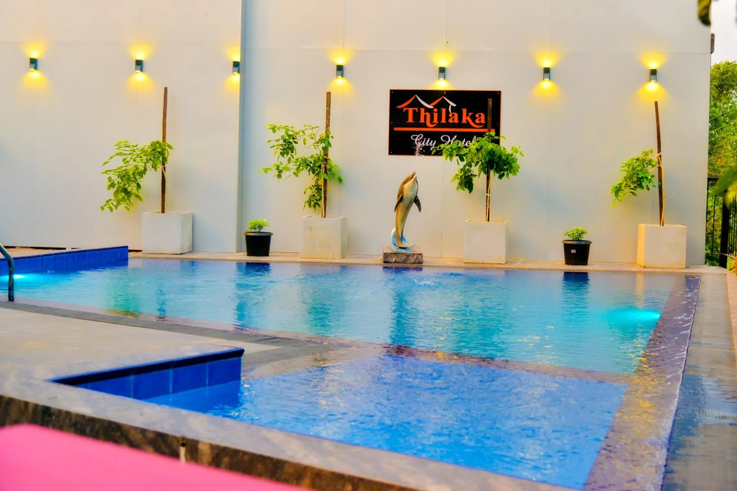 Swimming pool in Thilaka City Hotel