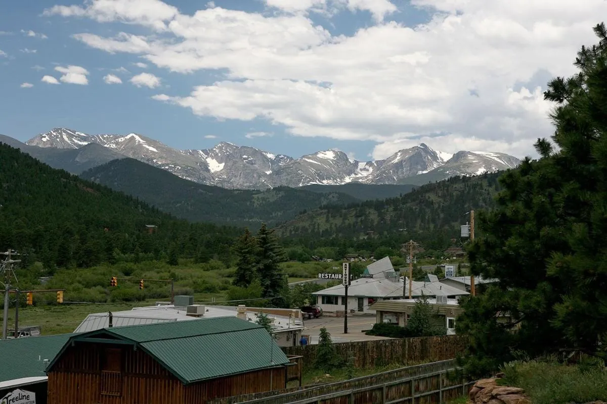 Lazy R Cottages- 15 cabin