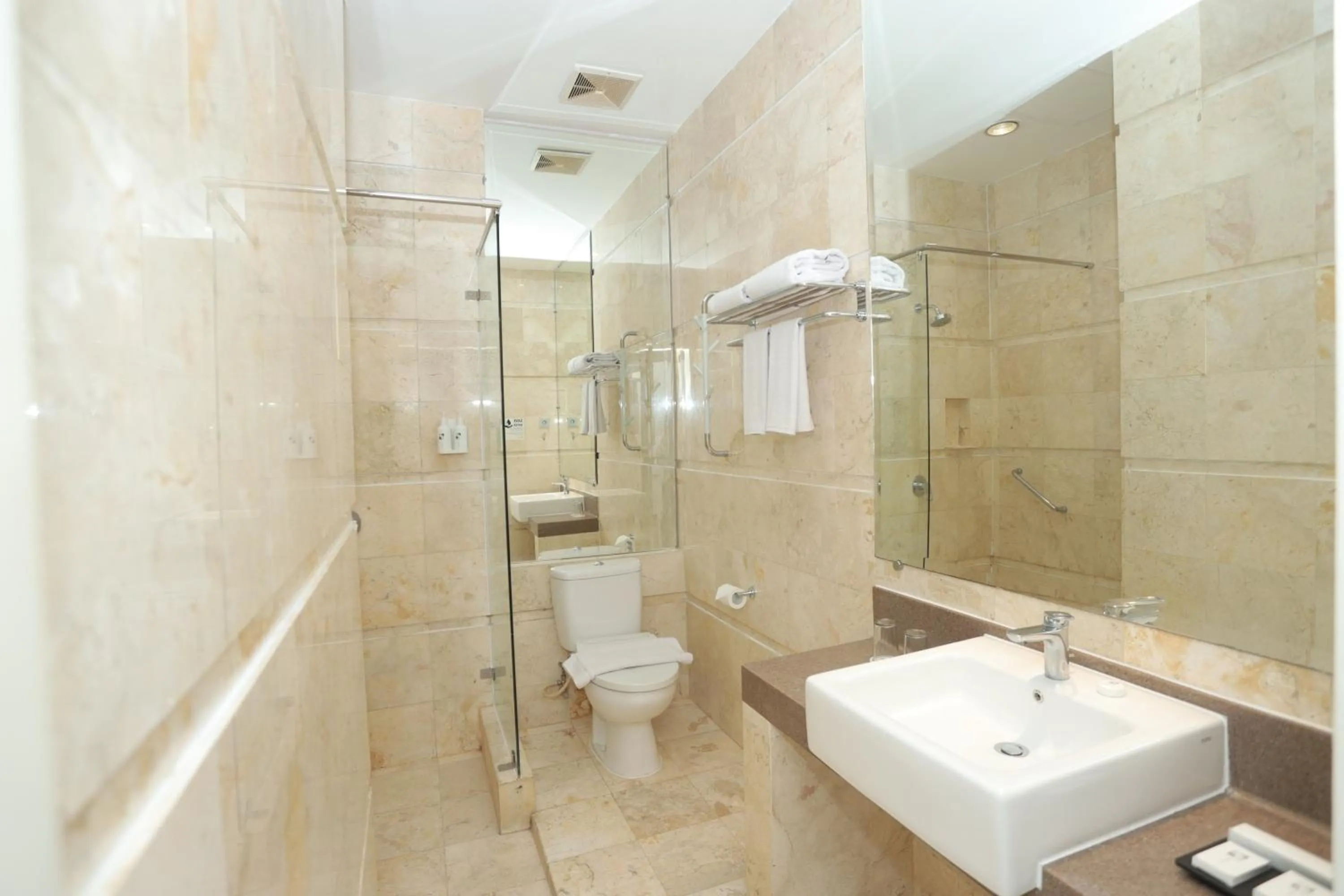 Bathroom in Swiss-Belcourt Makassar