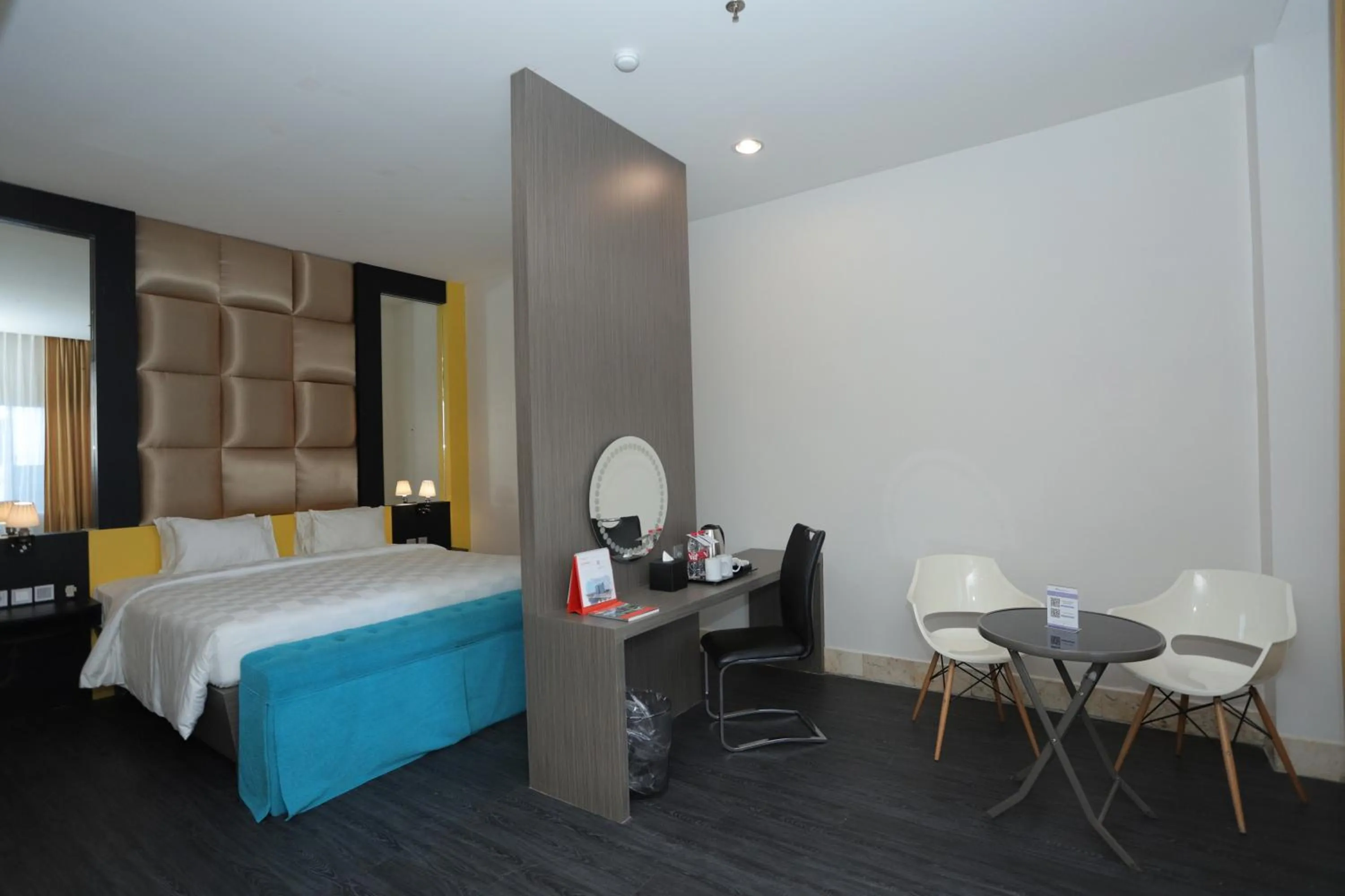 Coffee/tea facilities, Bed in Swiss-Belcourt Makassar